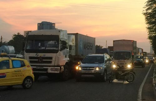 Giao thông trên XLHN một phen hỗn loạn và ùn ứ kéo dài hàng km suốt nhiều giờ.