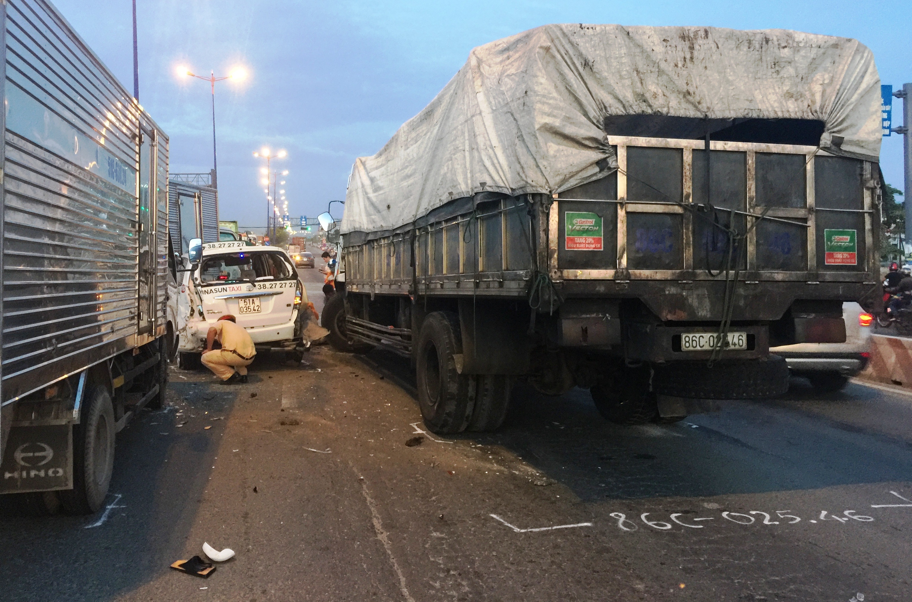 
Chiếc taxi chở 3 hành khách đang dừng chờ đèn đỏ ở ngã tư Bình Thái đã bị xe tải mất thắng tông từ phía sau...
