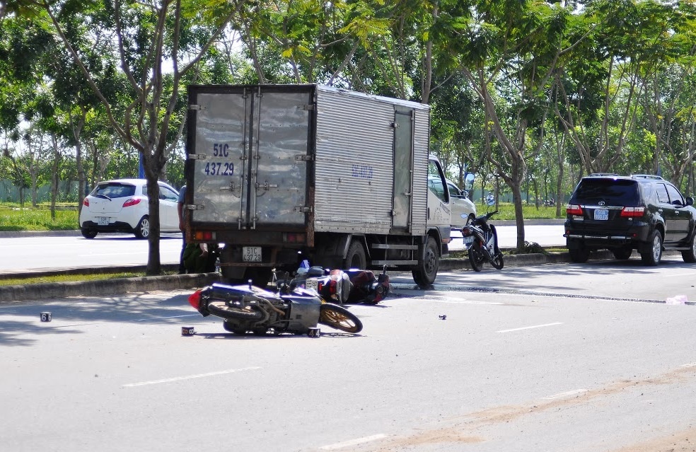 Tai nạn liên hoàn, 8 ô tô dính chùm, bẹp dúm - 5 Hiện trường vụ tai nạn làm 2 người thương vong xảy ra trên đại lộ Mai Chí Thọ, quận 2