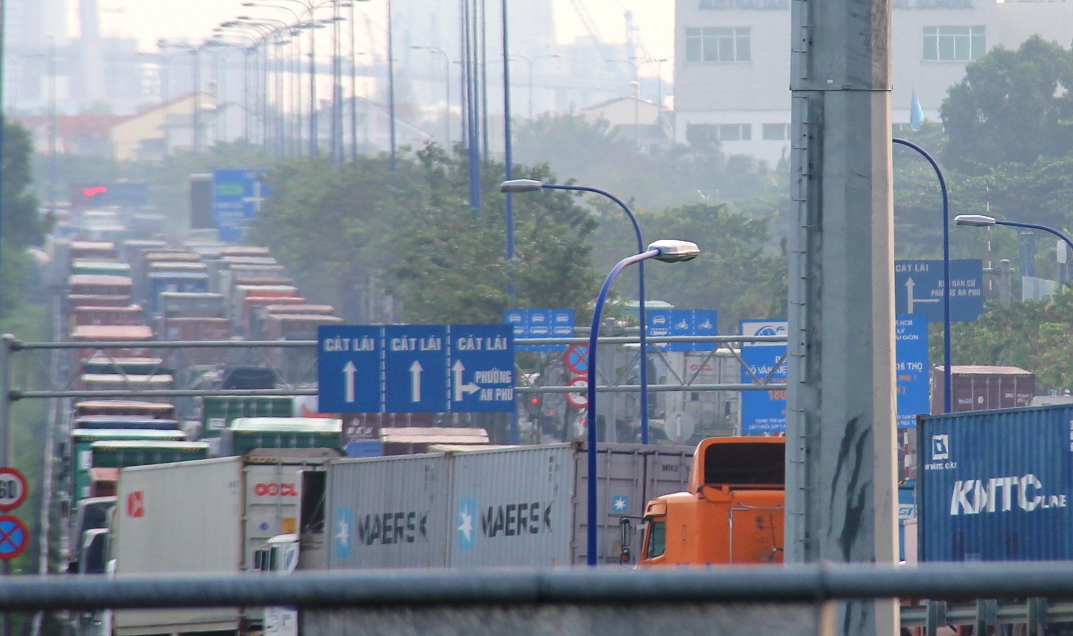 Đại lộ Mai Chí Thọ rộng gần 10 làn xe nhưng vẫn kẹt cứng phương tiện.