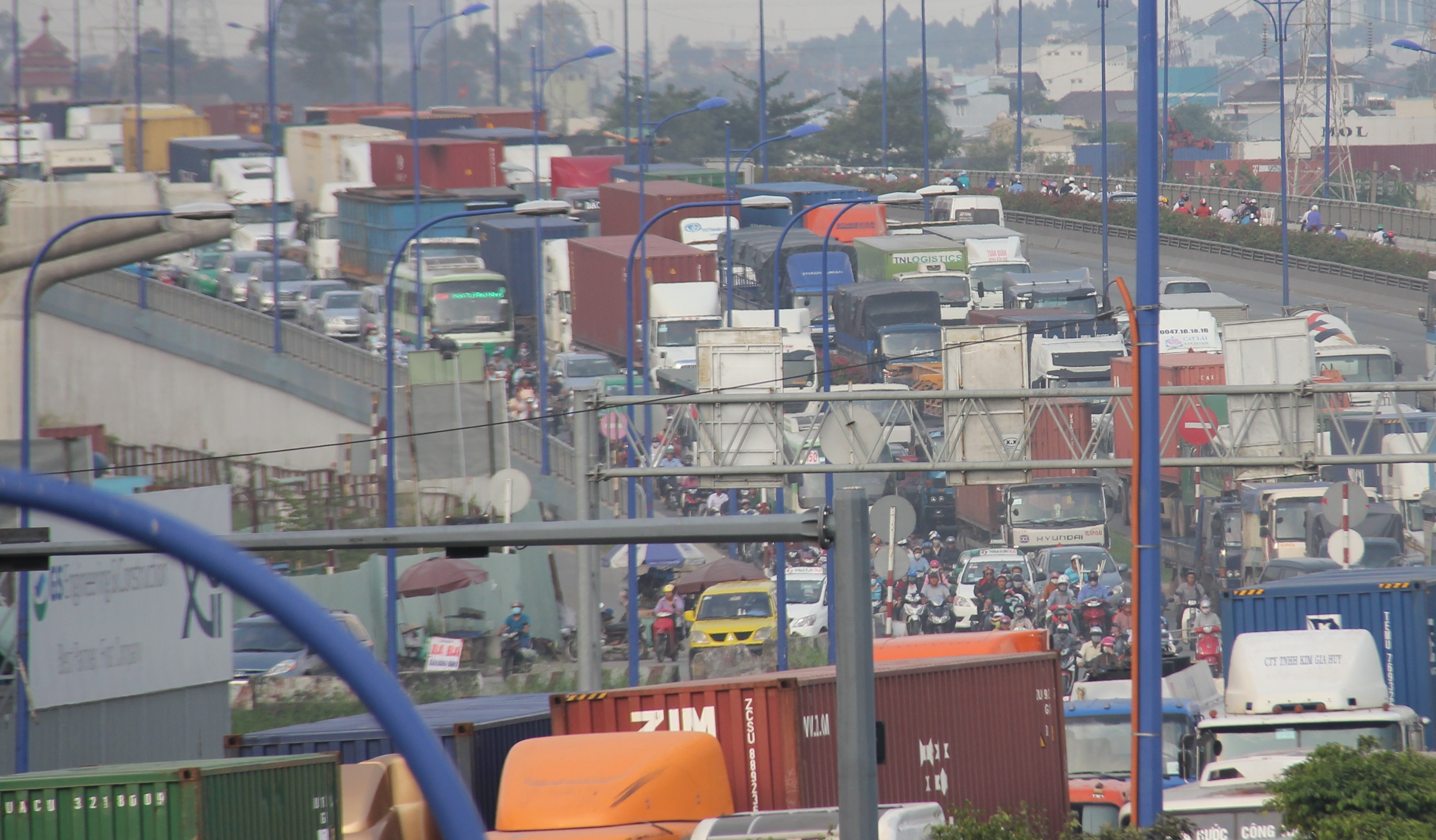 Hàng nghìn ô tô, xe tải, container...chen chặt trên XLHN qua cầu Rạch Chiếc hướng từ Thủ Đức qua cầu vượt Cát Lái, quận 2 từ trưa đến chập tối nay 10/12.