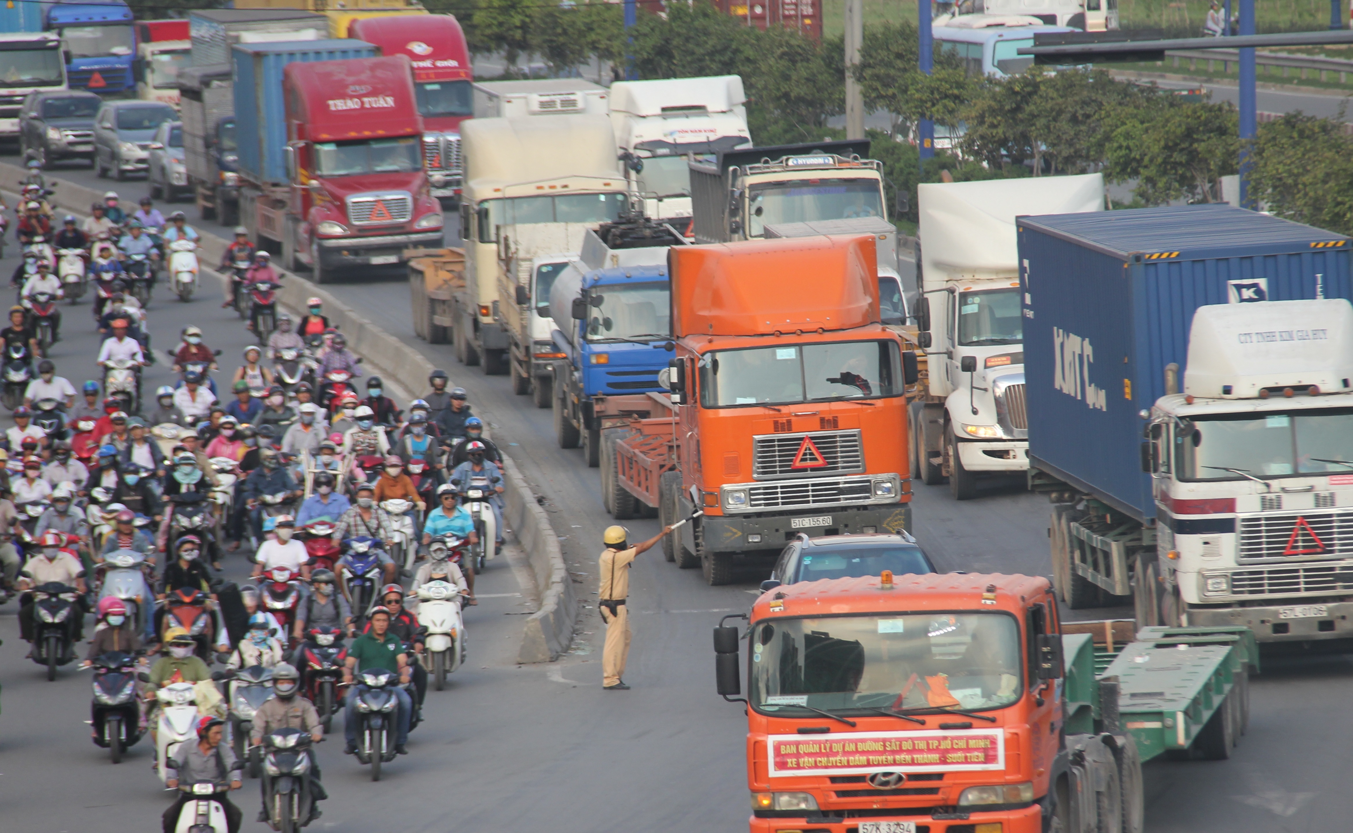 Kẹt xe kinh hoàng từ xa lộ đến đại lộ - 4