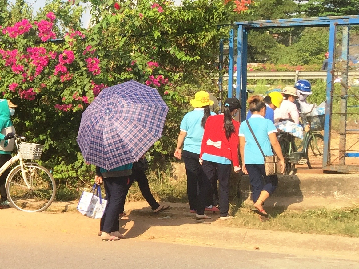 Chia sẻ với nhu cầu đi lại của hàng nghìn công nhân, phường Tân Phú và Ban quản lý Khu CNC đã mở cổng phụ. Tuy nhiên suốt tuyến vành đai trong có nhiều điểm tự phát khác vô tình đã gây mất ANTT, tiềm ẩn rủi ro cho công nhân.