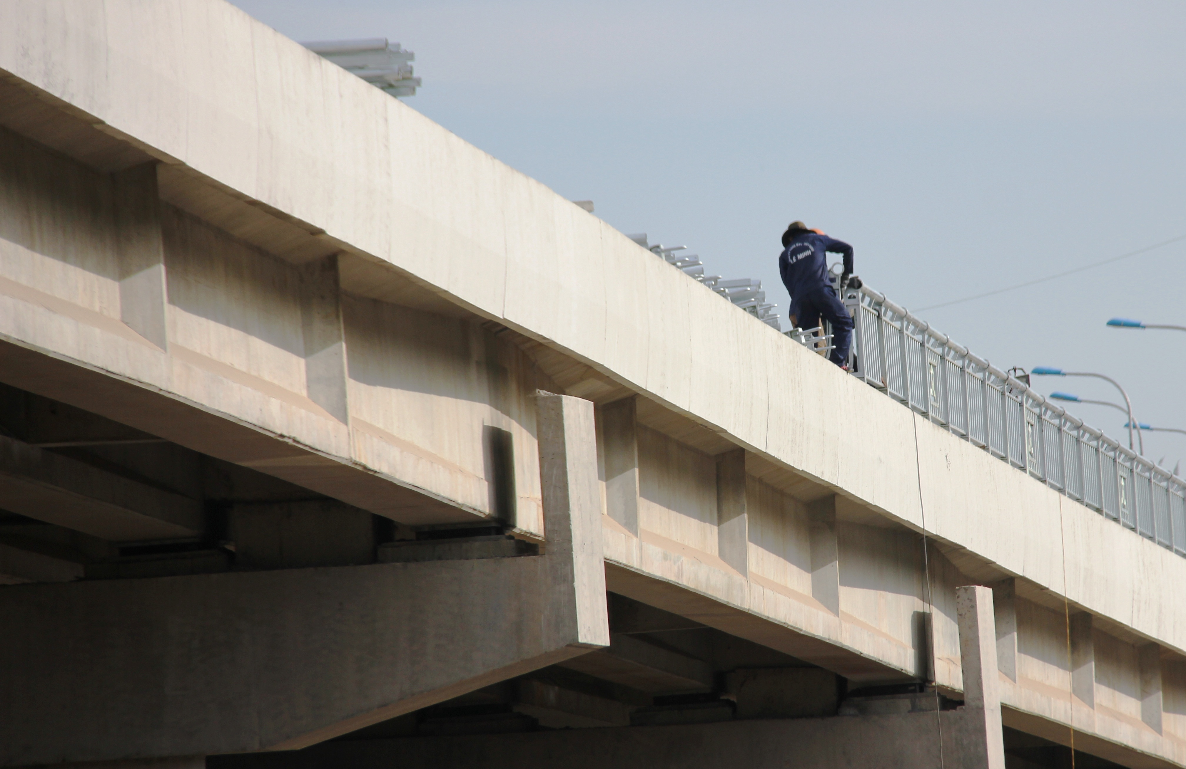 
Công nhân đang tất bật thi công những công đoạn như lắp lan can, sơn màu vòm, hệ thống chiếu sáng...

