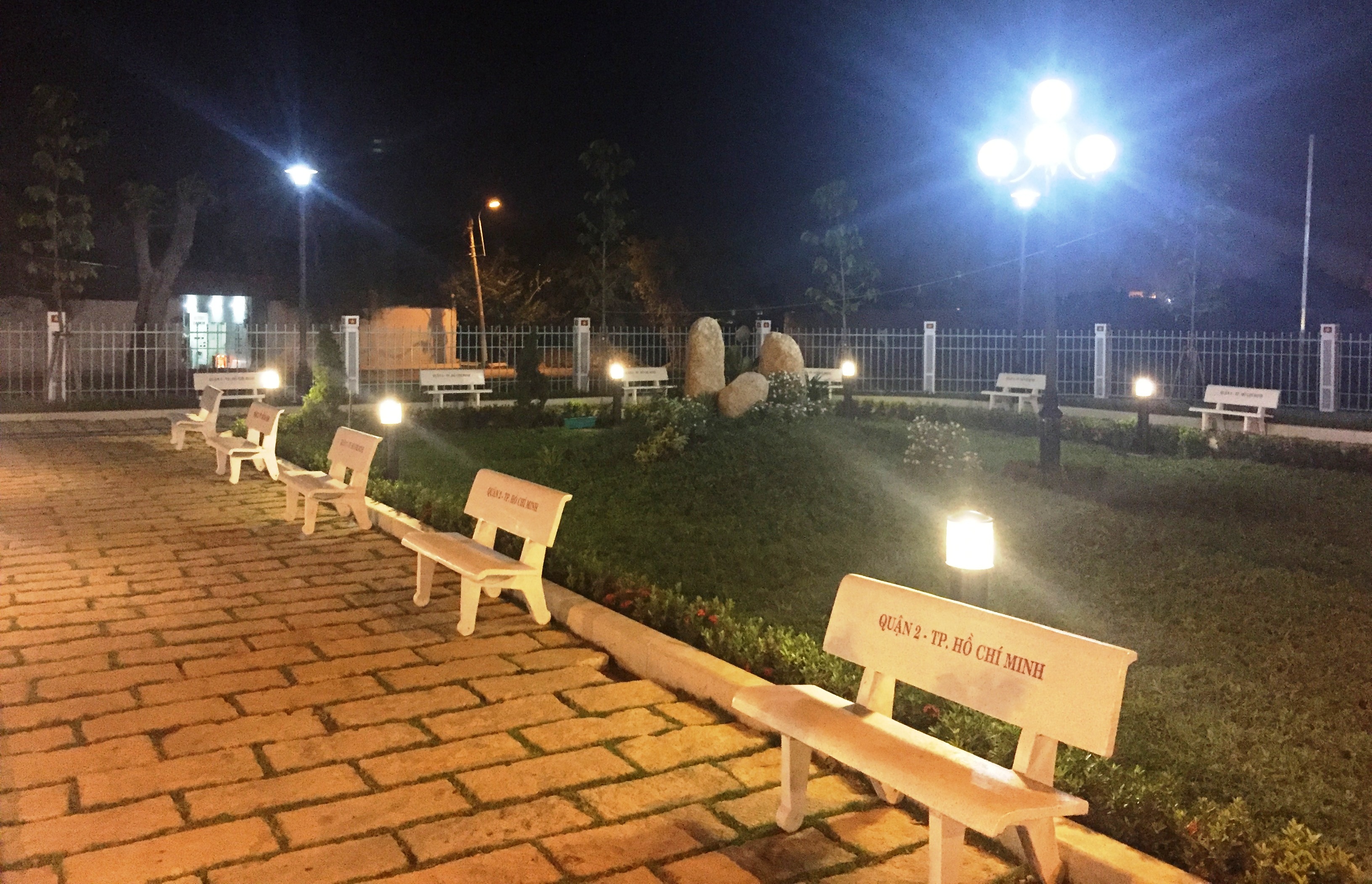 Một góc công viên, bia tưởng niệm các liệt sĩ chiến đấu bảo vệ cầu Rạch Chiếc.