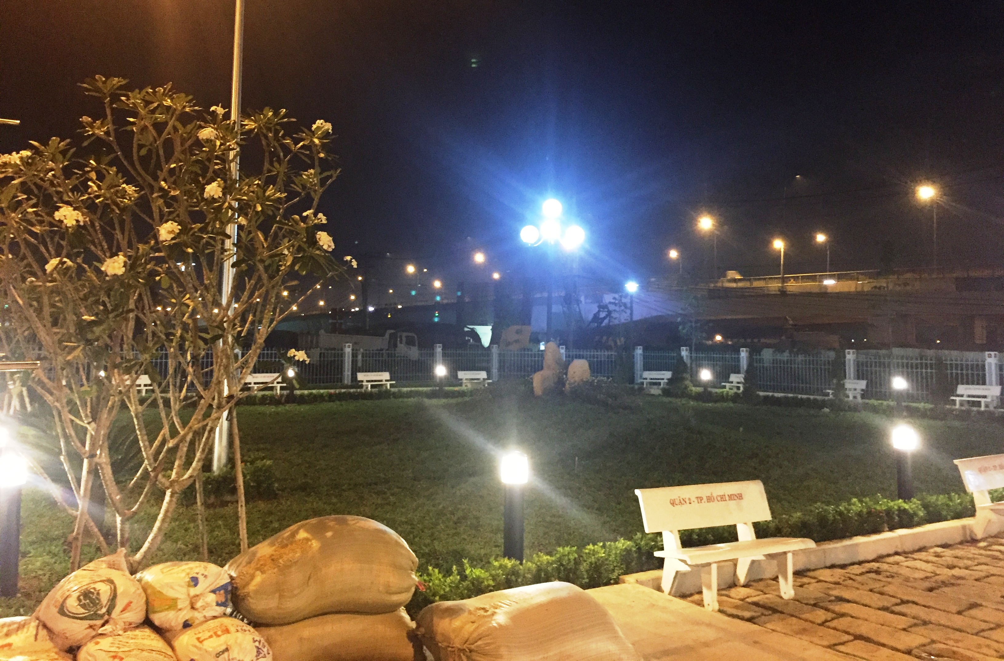 Hệ thống cây xanh, đèn chiếu sáng, hệ thống giao thông...đã hoàn thành.