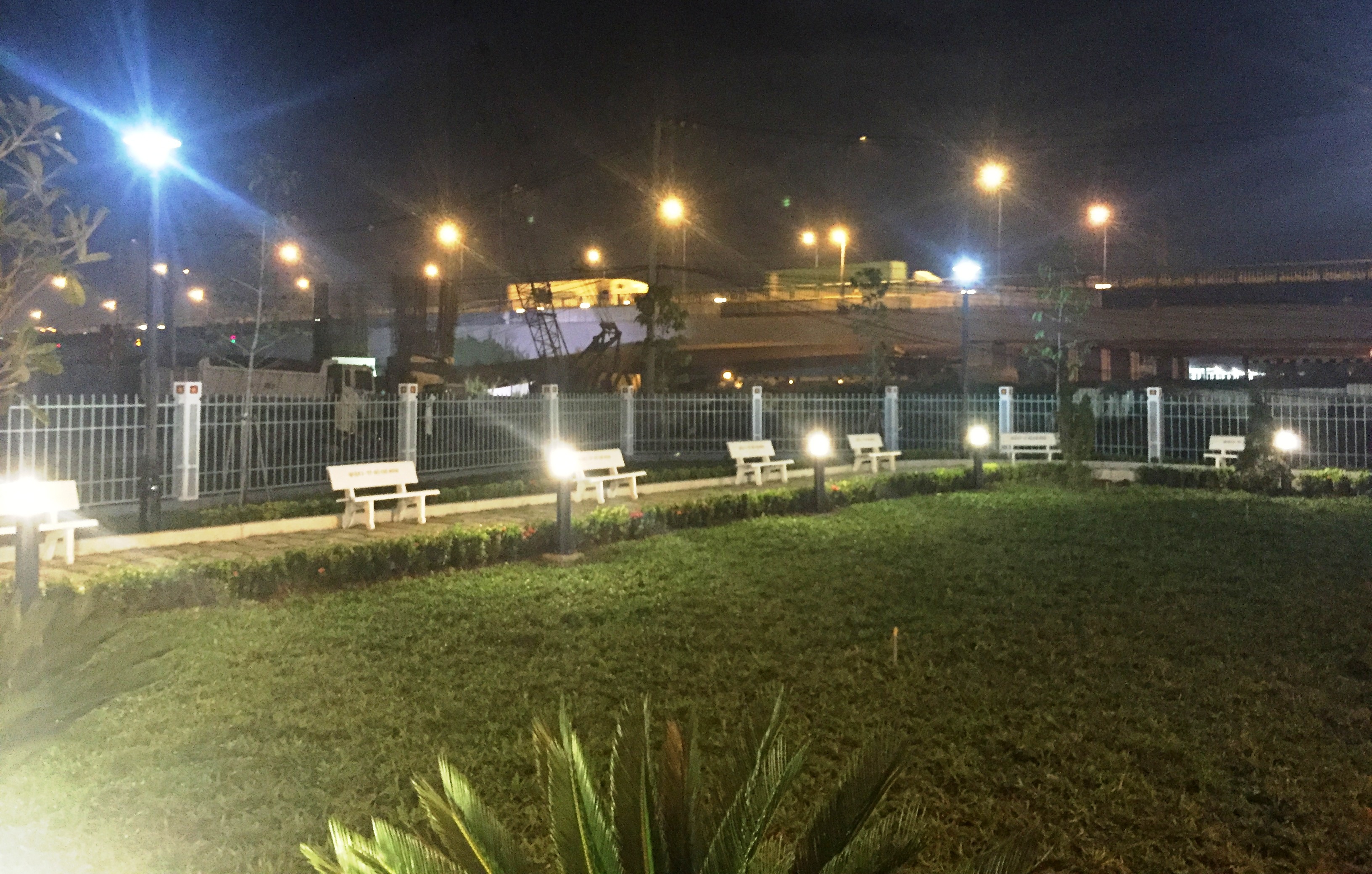 Công viên, đài tưởng niệm nằm cạnh cây cầu Rạch Chiếc...