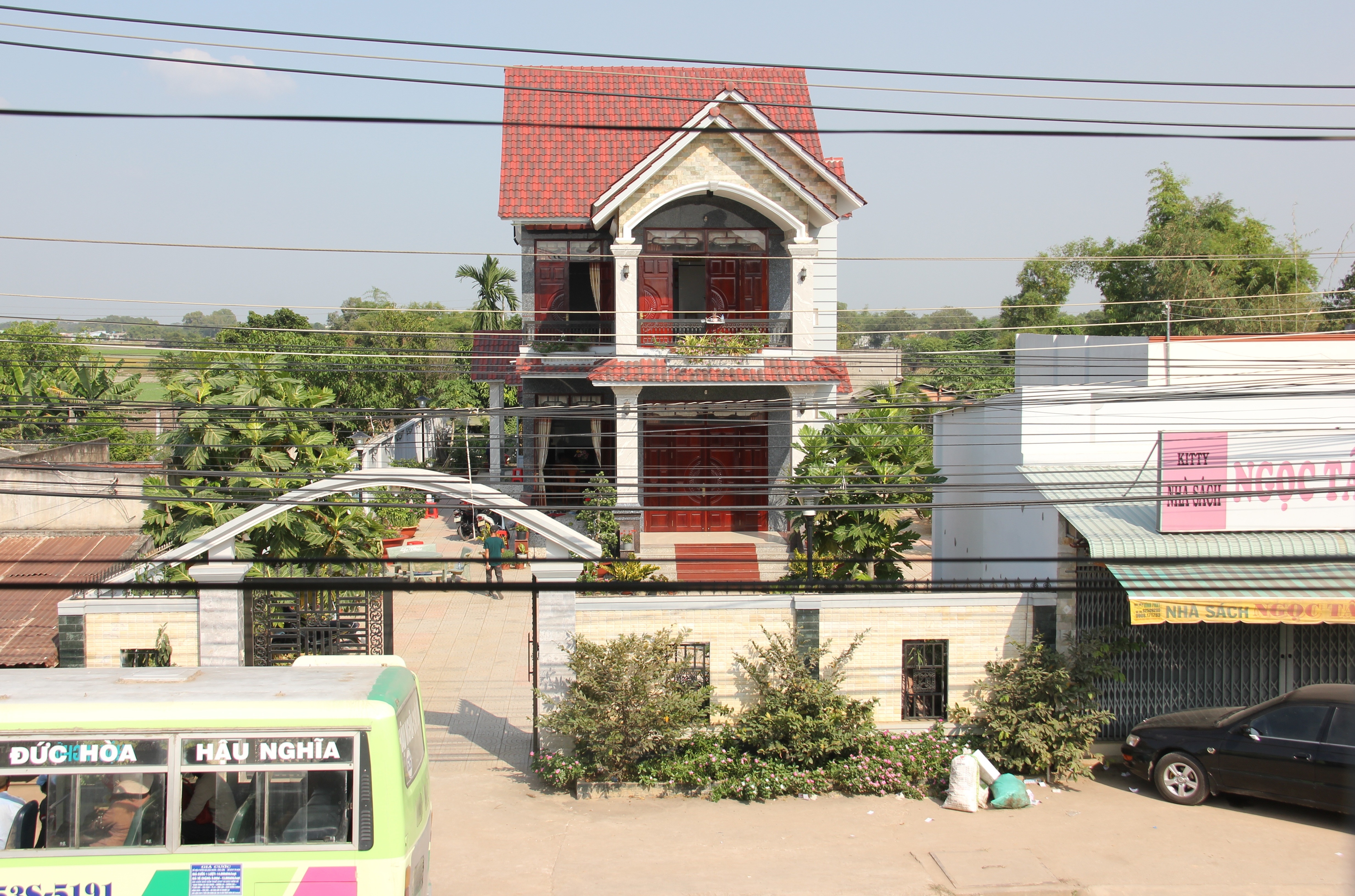 
Căn nhà của ông Nguyễn Văn Út, bí thư huyện uỷ Đức Hoà bị bọn đầu trộm đuôi cướp đột nhập dùng súng tấn công.
