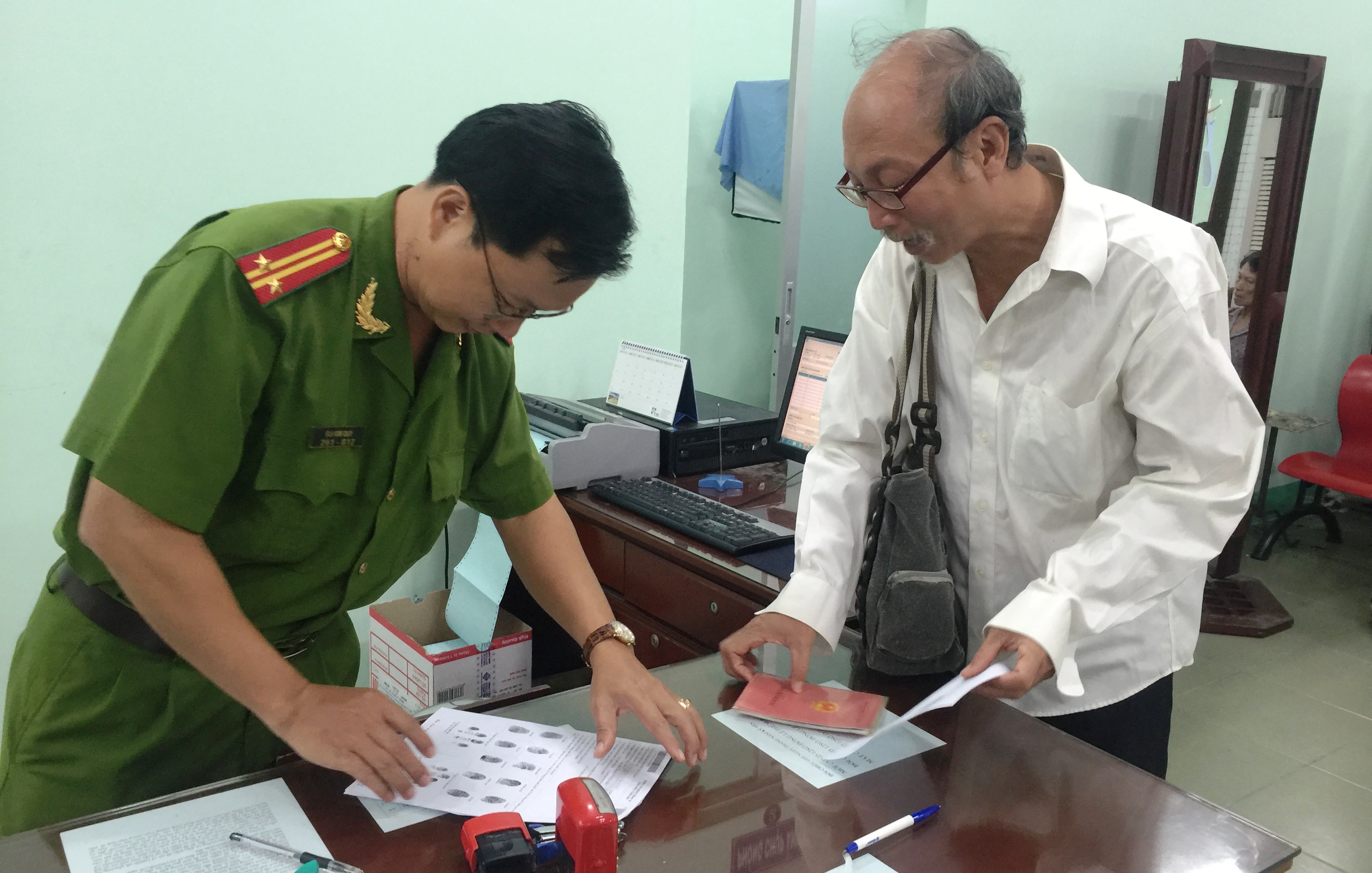 Bác Nguyễn Tiến Thành (ngụ quận 1) khá hài lòng vì được cán bộ Công an hướng dẫn tận tình và nhanh chóng làm xong thủ tục đổi thẻ CCCD