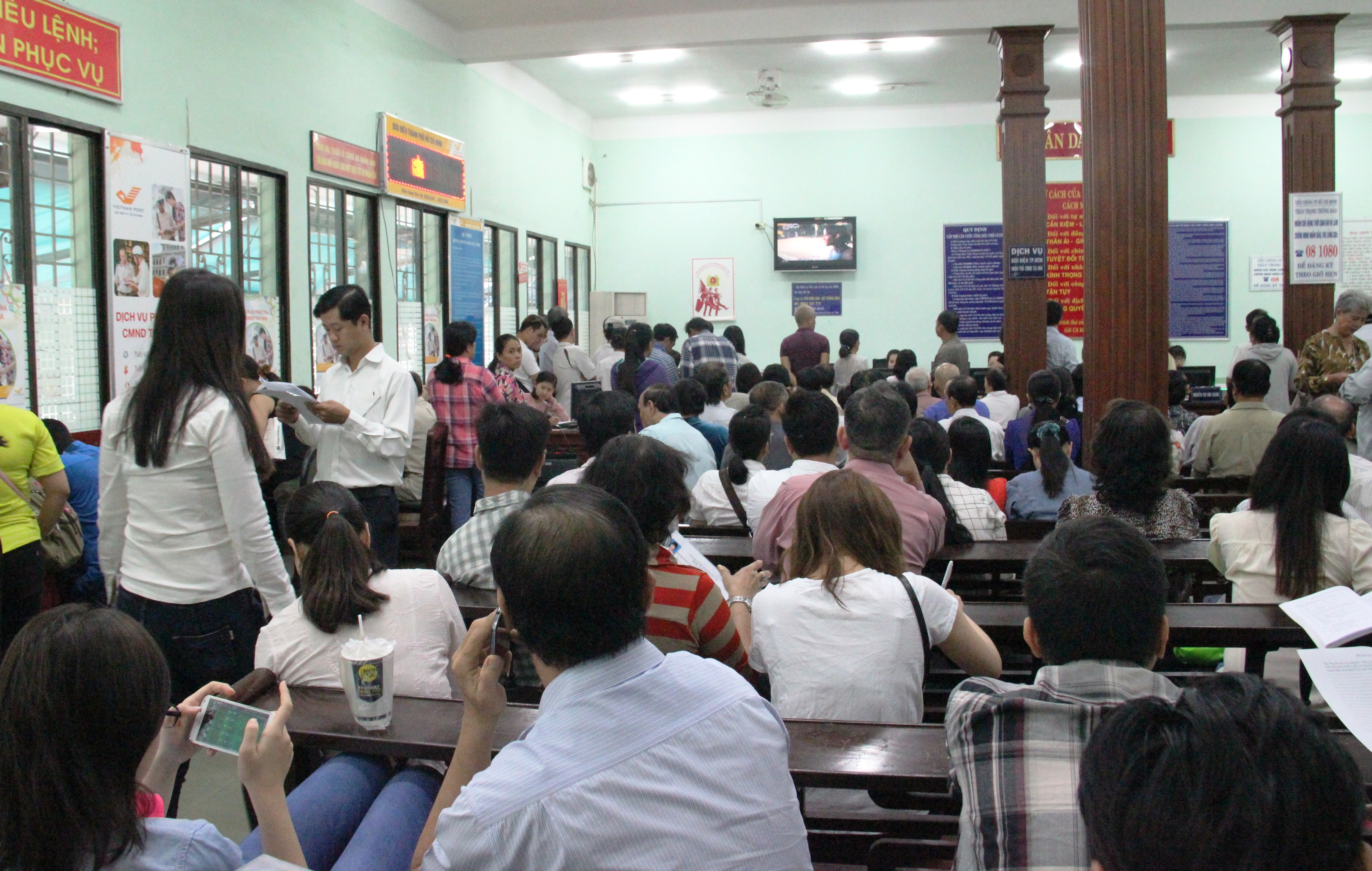 
Từ đầu giờ sáng nay 4/1, hàng trăm người dân đã đến PC64 để làm thủ tục cấp, đổi thẻ CCCD.
