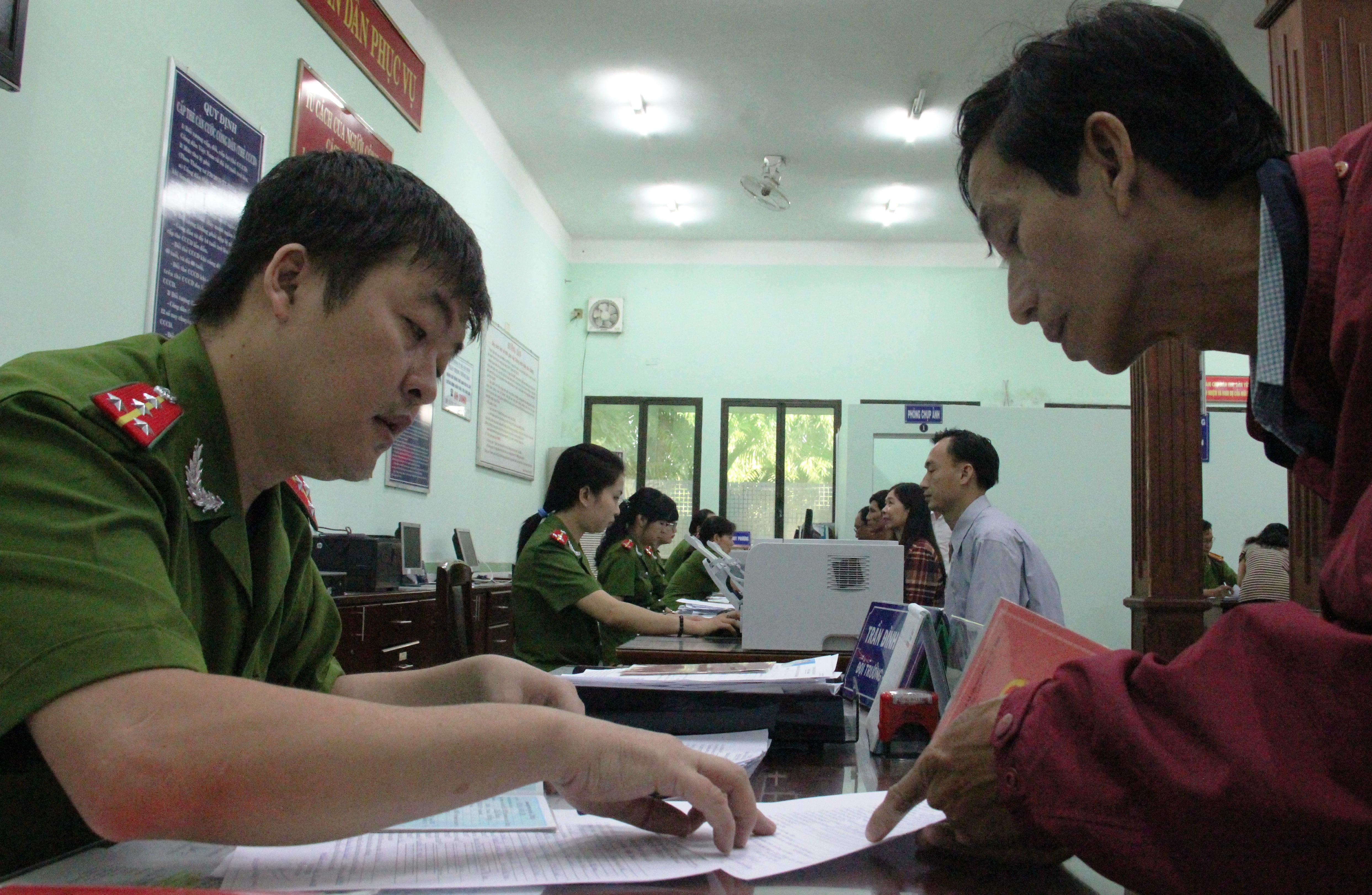 Cán bộ Công an tận tình hướng dẫn cho người dân trong việc khai hồ sơ