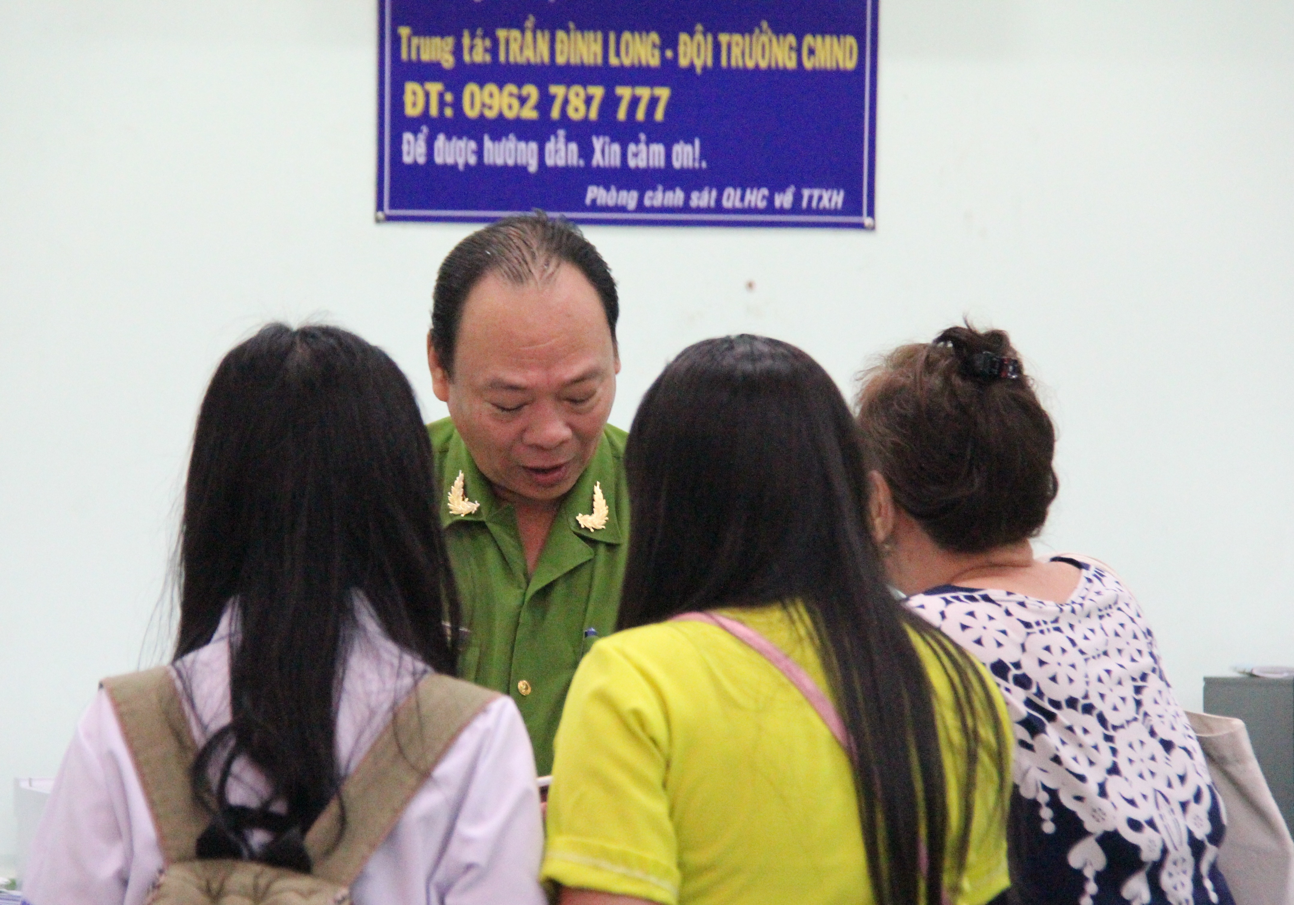 
Trung tá Trần Đình Long có mặt trực tiếp từ sáng sớm để cùng cán bộ, chiến sĩ tiếp nhận hồ sơ cấp đổi CCCD cho người dân.
