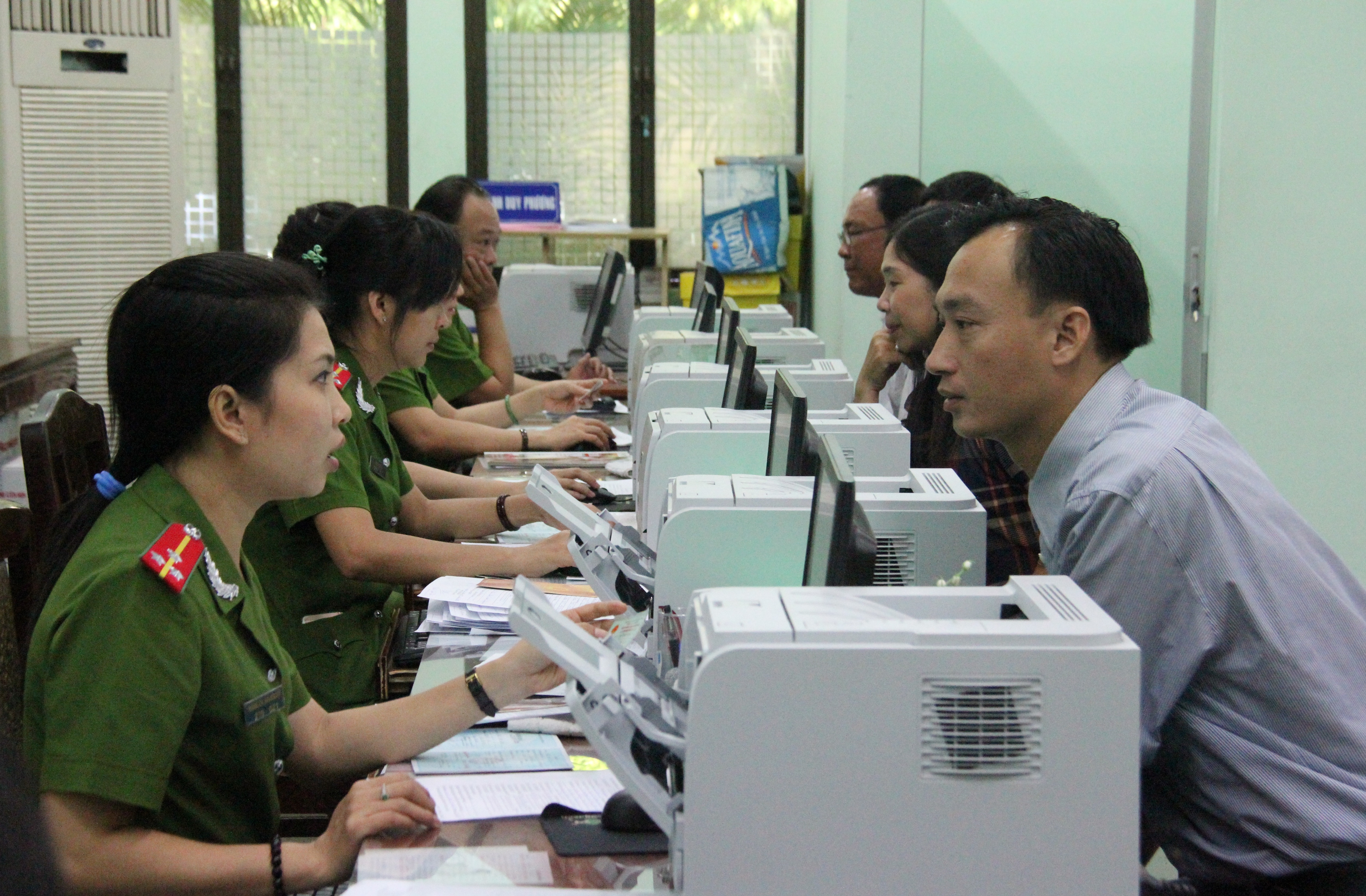 Rất đông người dân đến làm thủ tục nhưng tất cả đều diễn ra trật tự