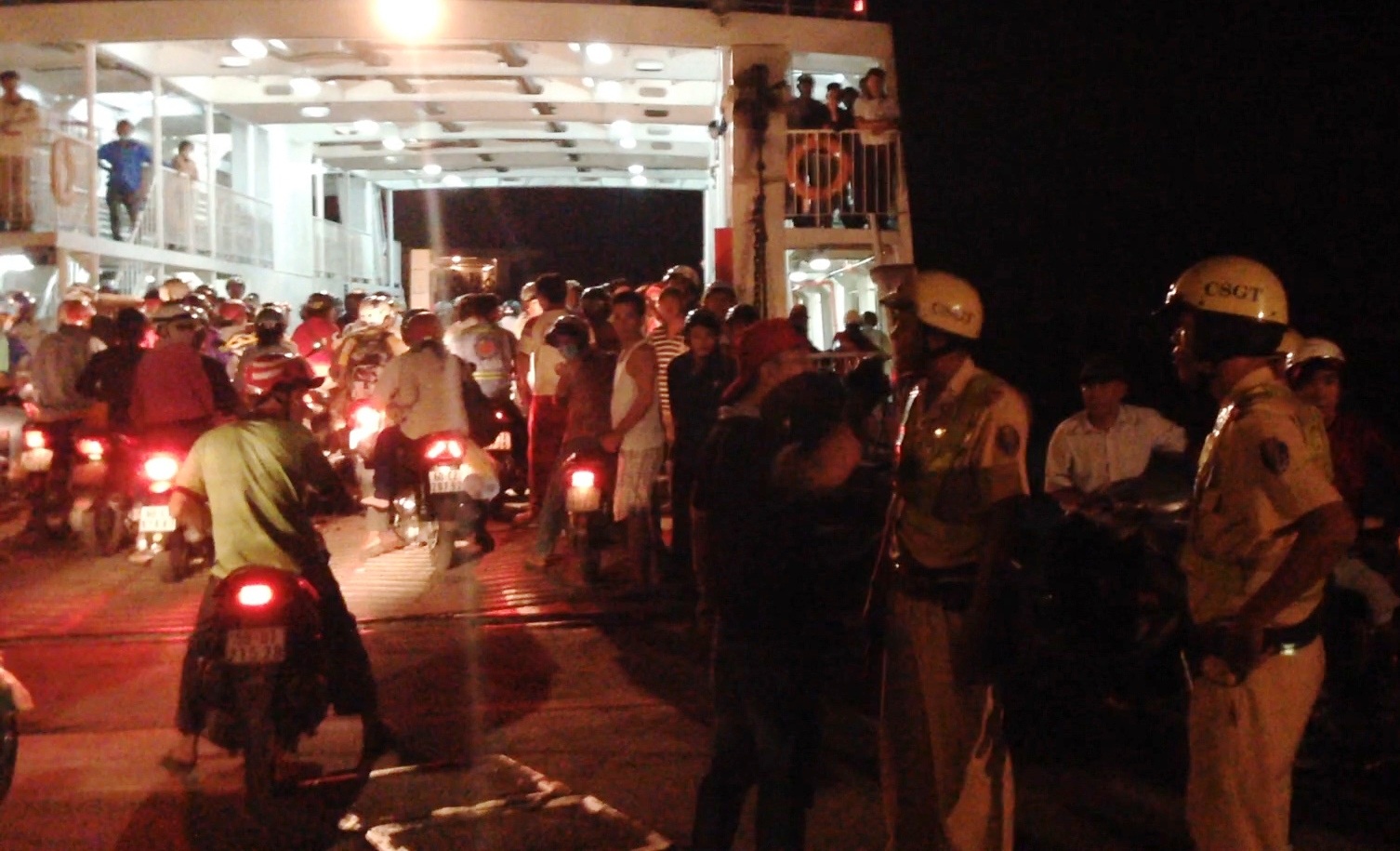 Phà Cát Lái một phen hỗn loạn, gián đoạn hoạt động vì kẻ ngáo đá làm loạn.