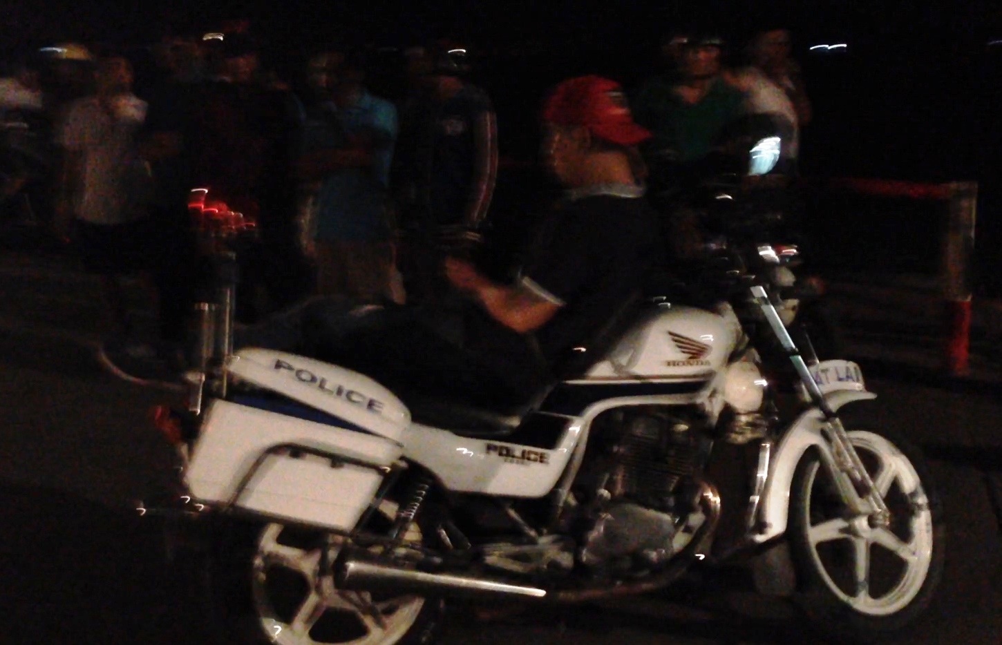 Vẻ ngênh ngang xem thường pháp luật của Dũng khiến người dân hết sức bất bình.