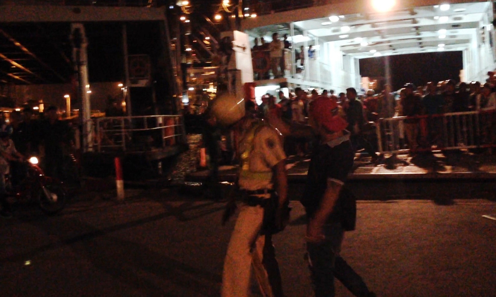 Đối tượng Dũng liên tục tấn công CSGT trước sự chứng kiến của hàng trăm người dân có mặt tại bến phà Cát Lái