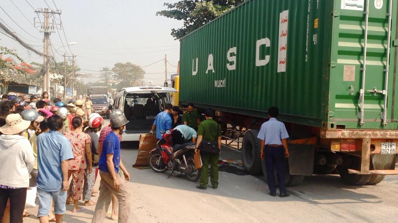 Chồng kêu gào thảm thiết bên thi thể vợ dưới bánh xe container | Báo ...