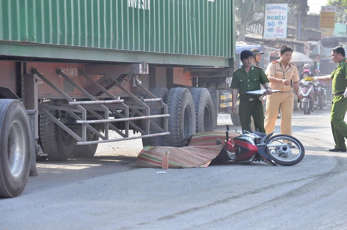 Chồng kêu gào thảm thiết bên thi thể vợ dưới bánh xe container | Báo ...