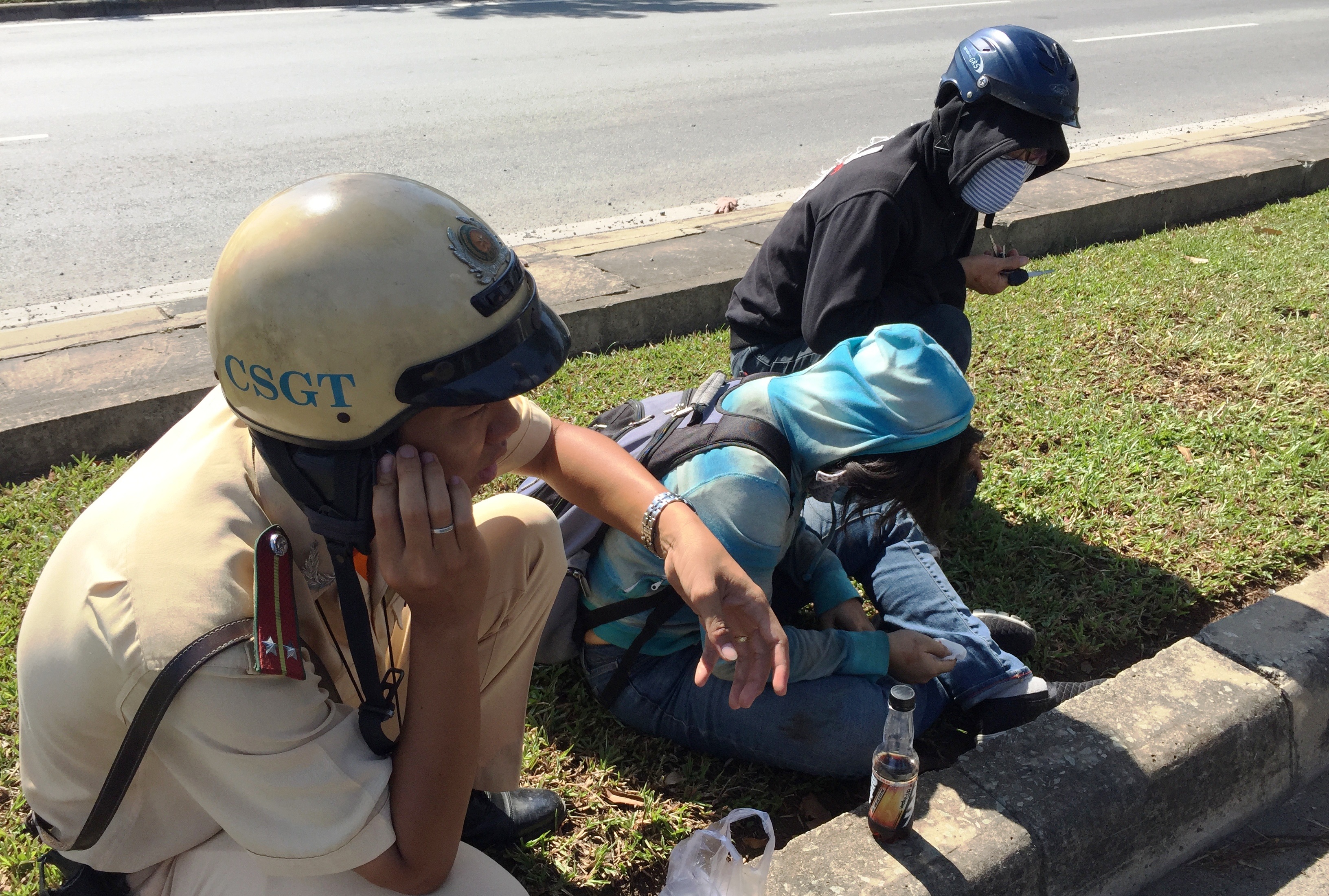 CSGT gọi điện báo tin cho người thân của nạn nhân...