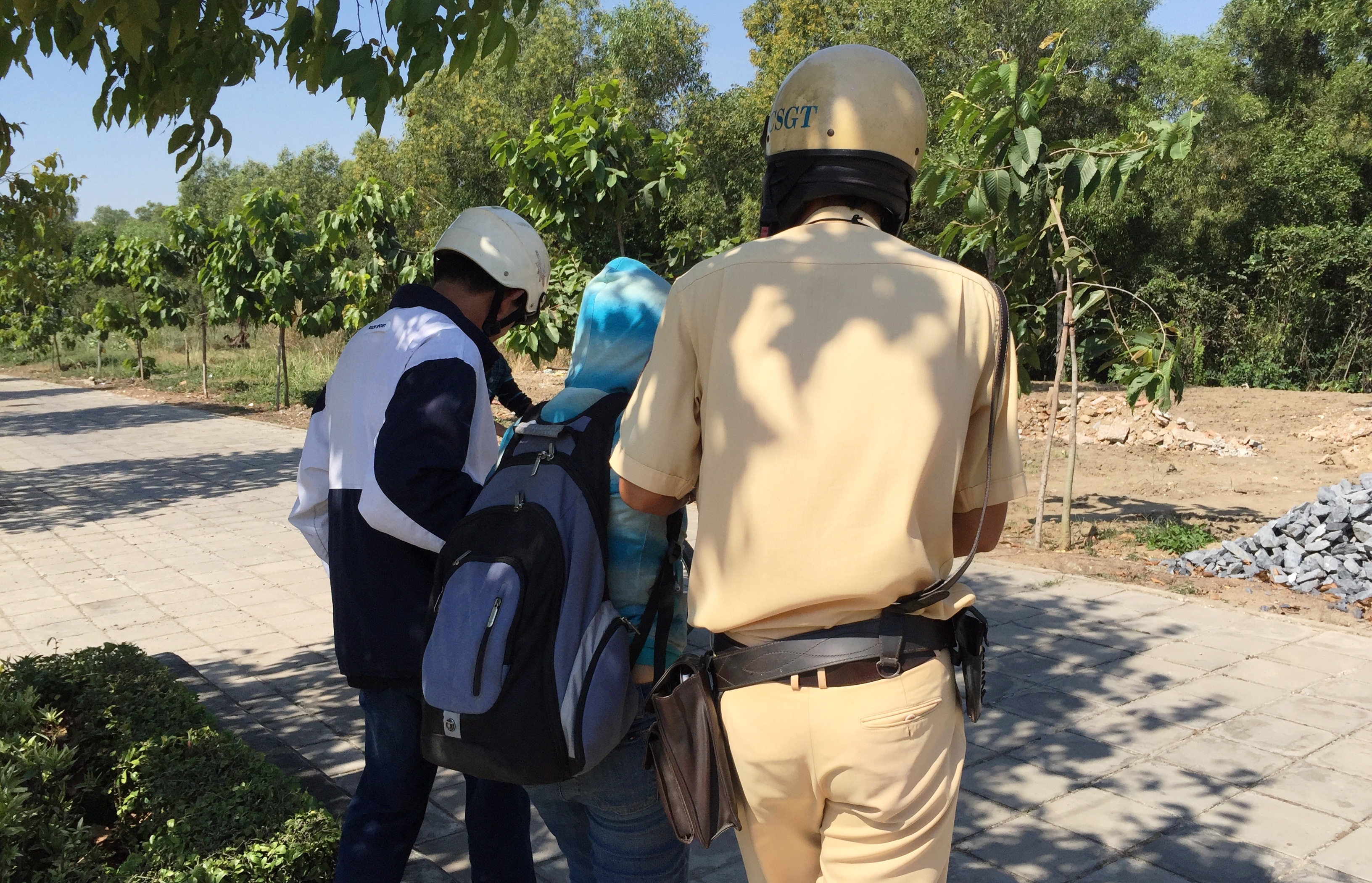 ...cùng người dân đưa nữ sinh viên đến bệnh viện cấp cứu.