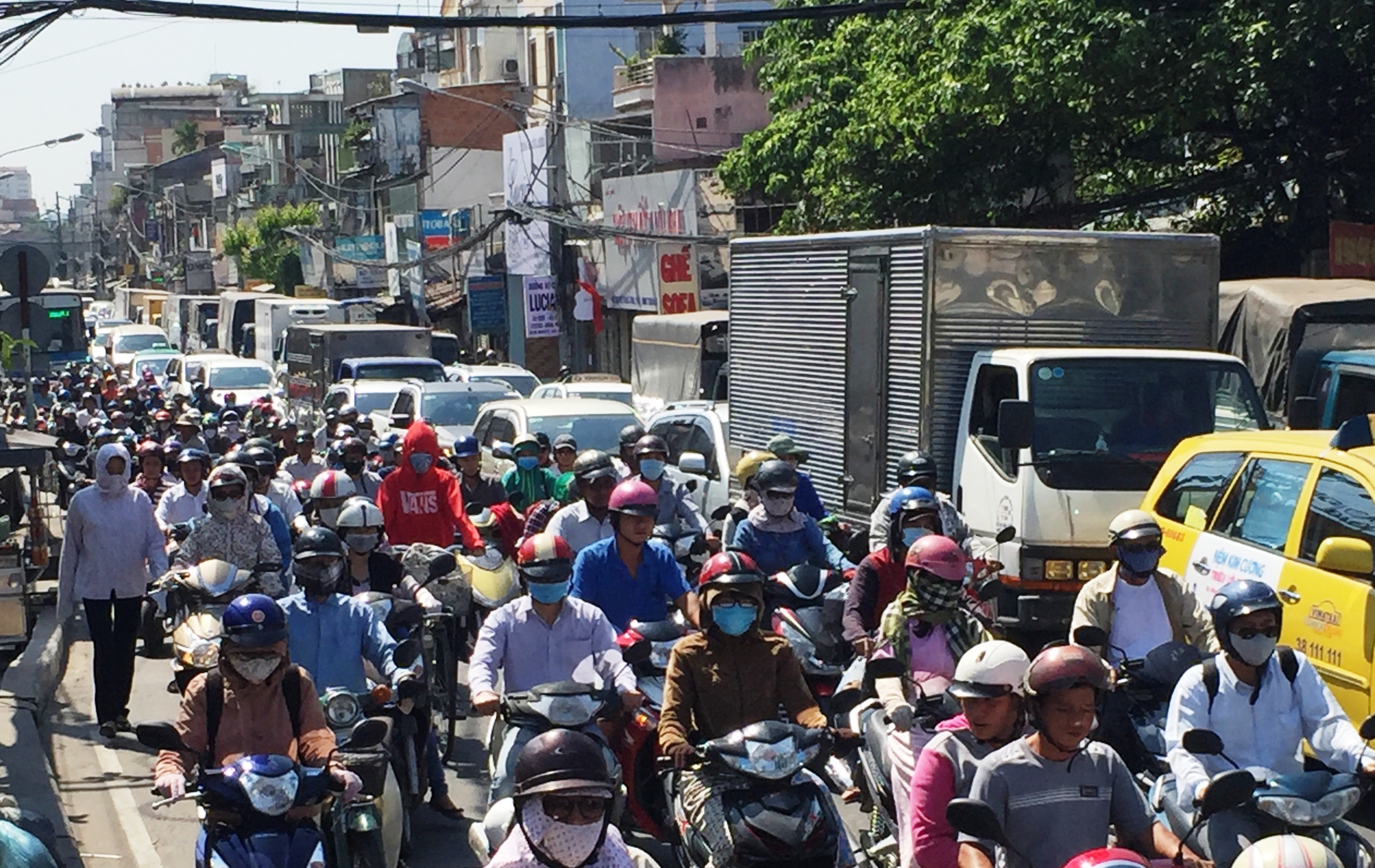 
Đường XVNT từ cầu vượt thép Hàng Xanh đến Bến xe miền Đông ùn ứ vô cùng nghiêm trọng.
