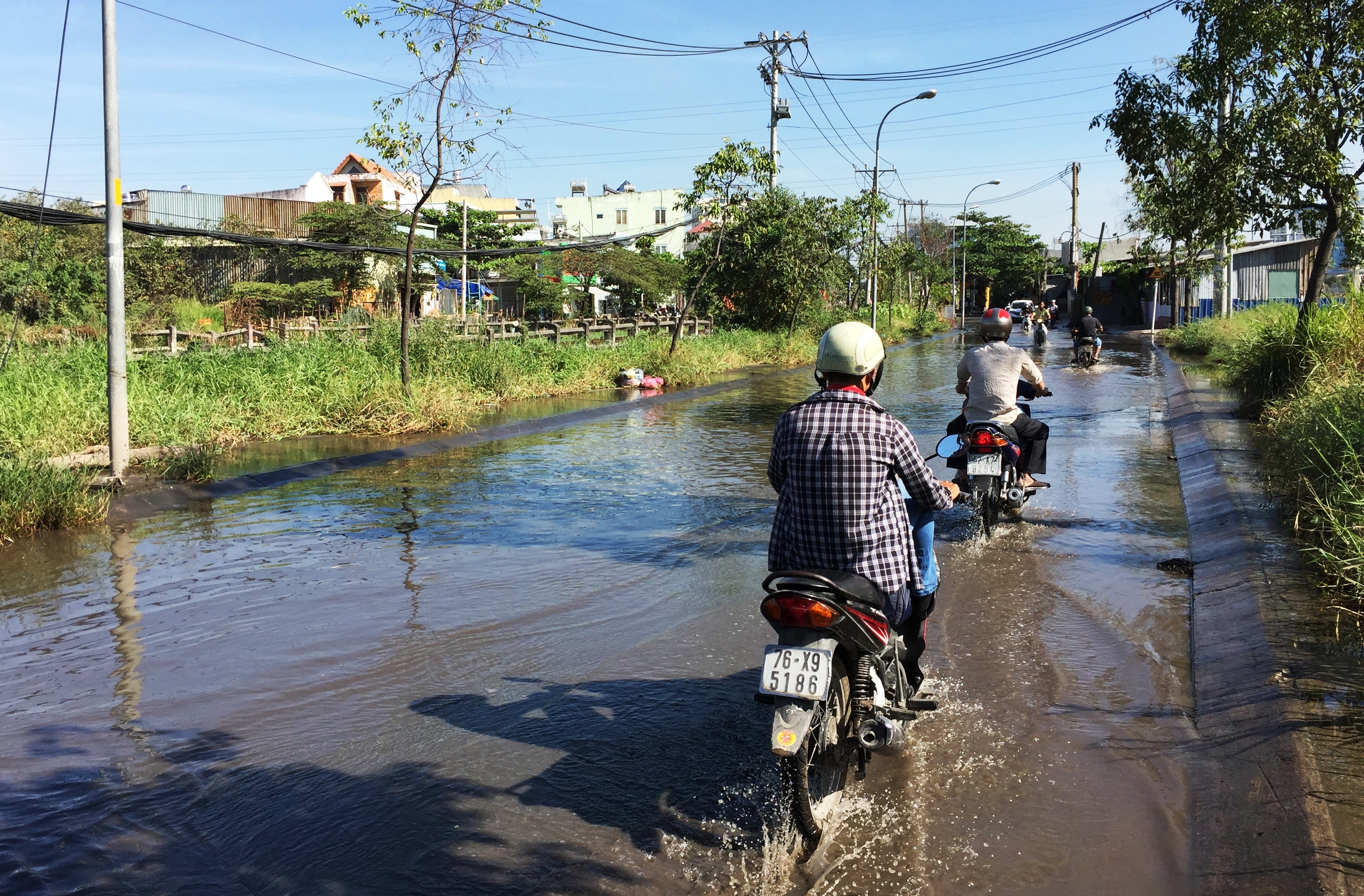 Phương tiện bì bõm lội qua đoạn đường ngập sâu trong nước giữa mùa khô ở Sài Gòn