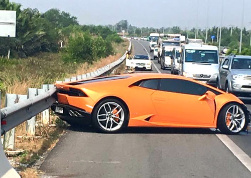 Siêu xe Lamborghini bẹp đầu trên cao tốc Long Thành - Dầu Giây - 1 Chiếc Lamborghini màu cam gặp nạn trên cao tốc HLD. Ảnh: Supercar
