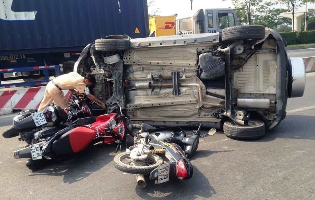 Ô tô lật nhào gây tai nạn liên hoàn trên xa lộ - 1 Nhiều người điều khiển xe máy đã không kịp xử lý lao vào chiếc ôtô lật giữa đường. Rất may sự cố không gây hậu quả nghiêm trọng.
