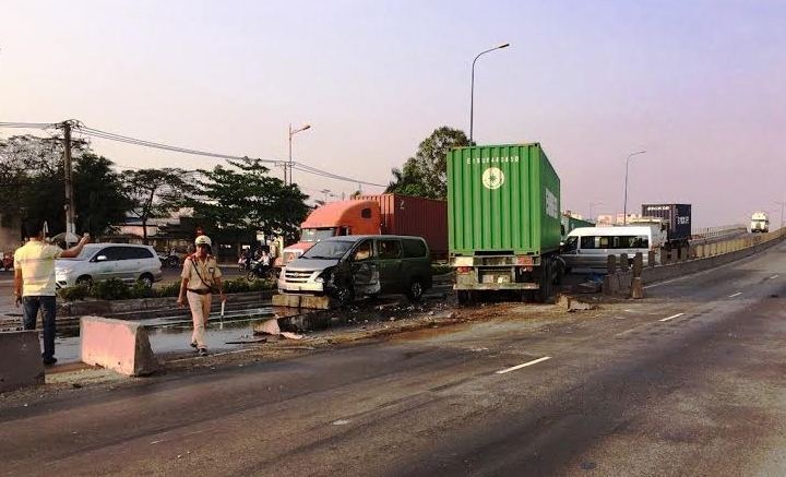 Tài xế ngủ gật tông 3 ô tô, hàng chục chuyên gia nước ngoài hoảng loạn - 3 Chiếc xe đầu kéo container mất lái lao sang trái đường, tông hàng loạt ôtô chạy chiều ngược lại.