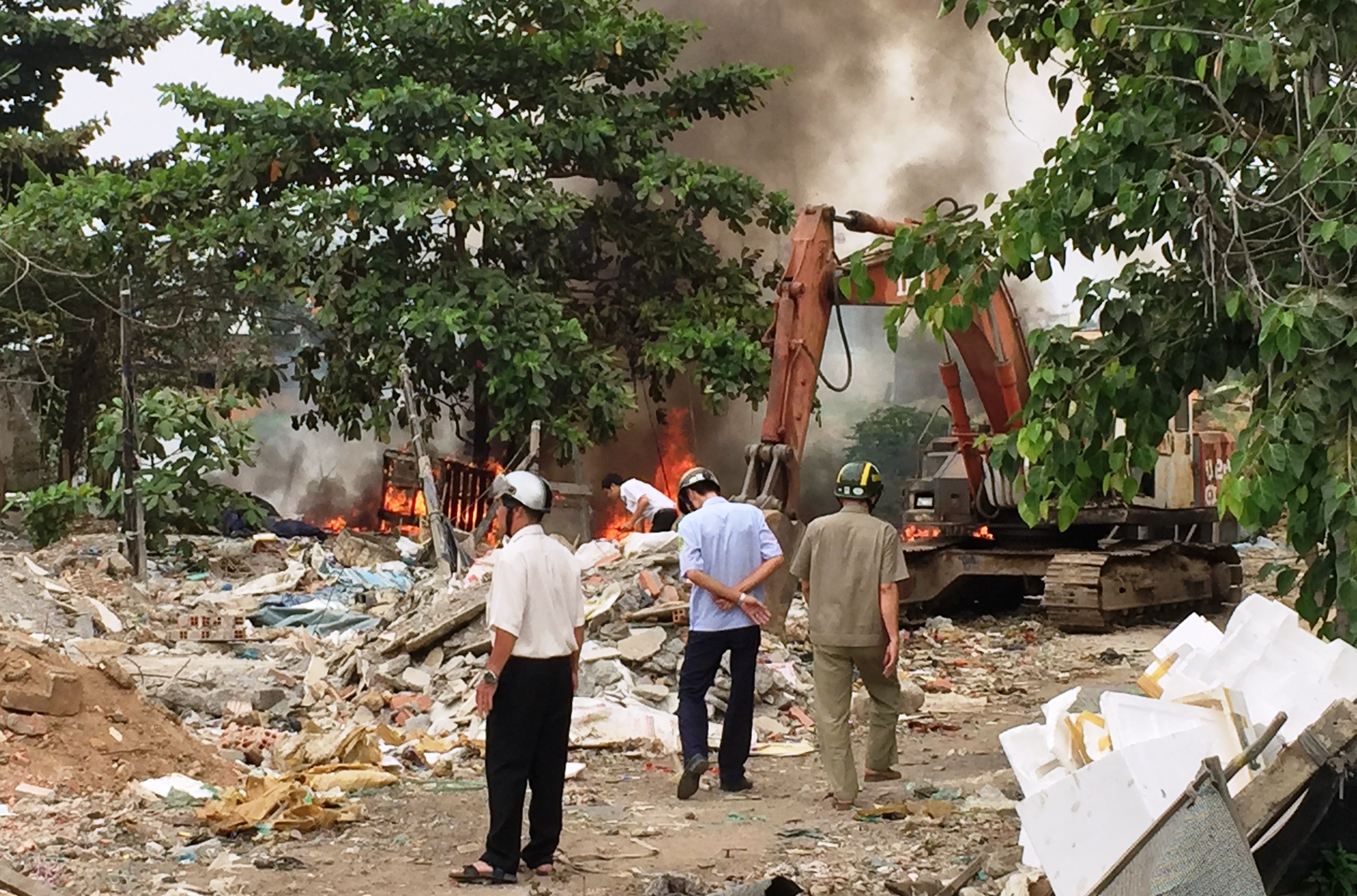 
Chính quyền địa phương phường Trường Thọ dù huy động đầy đủ lực lượng cũng không thể khống chế được đám cháy tại bãi rác.
