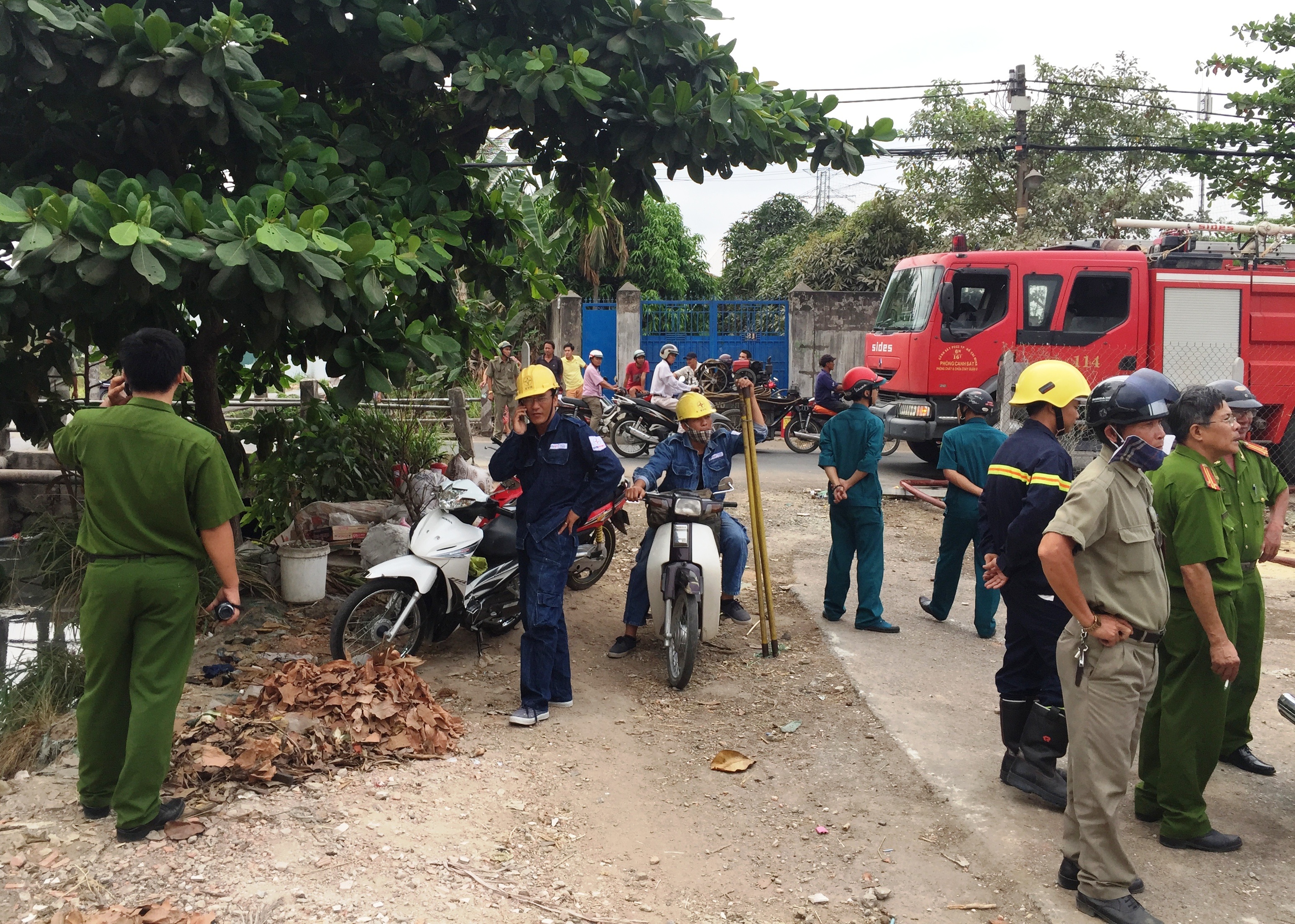Nhiều lực lượng cùng tham gia chữa cháy.