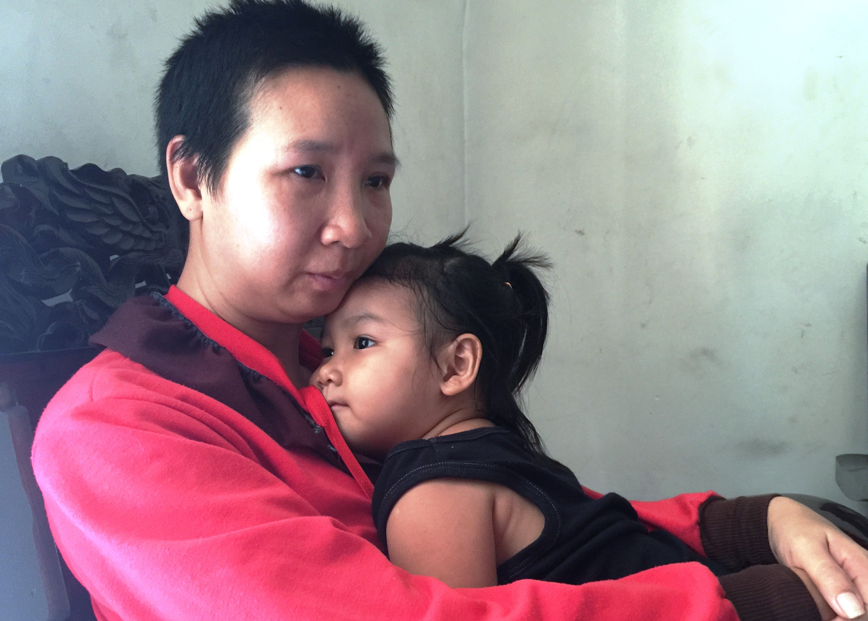 
Chị Sương bồi hồi khi tìm được cô con gái nhỏ.
