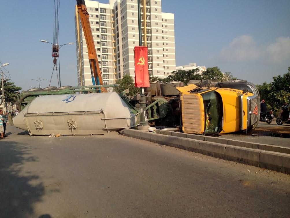 Hiện trường vụ tai nạn xe đầu kéo chở bồn bêtông gây tai nạn trên đường Lê Văn Việt, quận 9, TPHCM.
