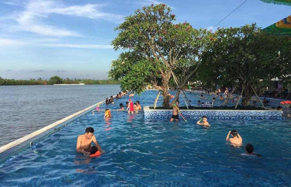 Té hồ bơi trong khu du lịch, bé trai 5 tuổi nguy kịch - 1 Hồ bơi tại KDL The BCR quận 9 , nơi xảy ra vụ tai nạn.