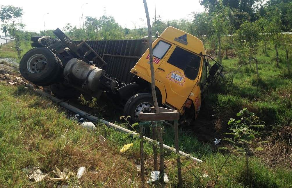 Xe container liên tục gây tai nạn ở vùng ven TPHCM - 2 Chiếc xe đầu kéo được cho là do tài xế buồn ngủ điều khiển gây tai nạn trên đường vành đai phía Đông, quận 2.