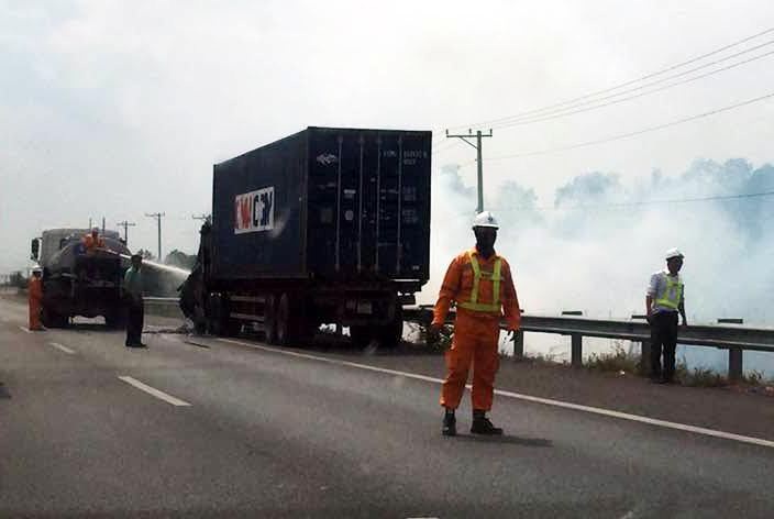 Hiện trường vụ cháy xe đầu kéo container trên cao tốc HLD chiều 17/5 (ảnh Vo Thuy)