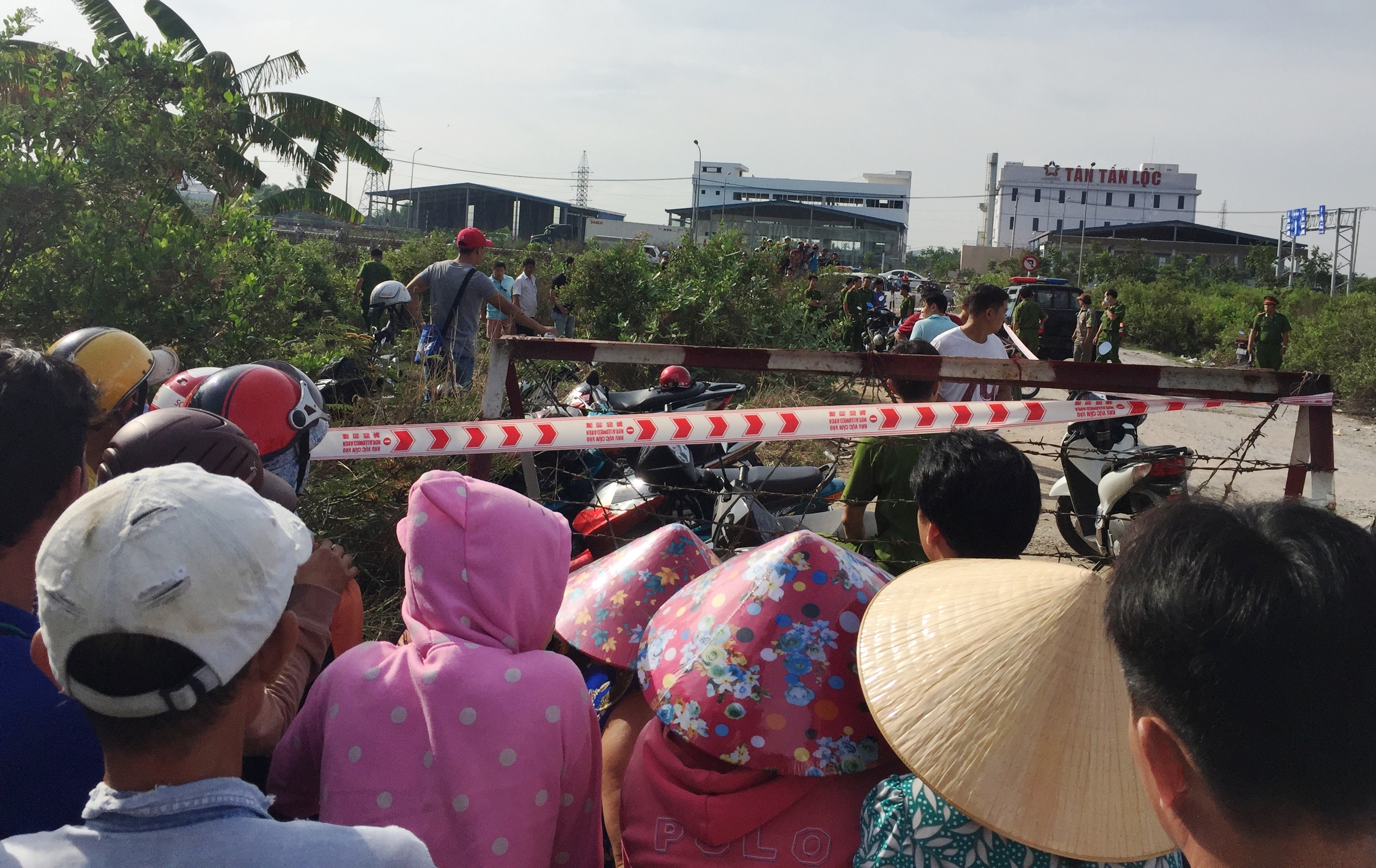 Hiện trường vụ nghi án giết người phi tang xác có rất đông người hiếu kỳ theo dõi