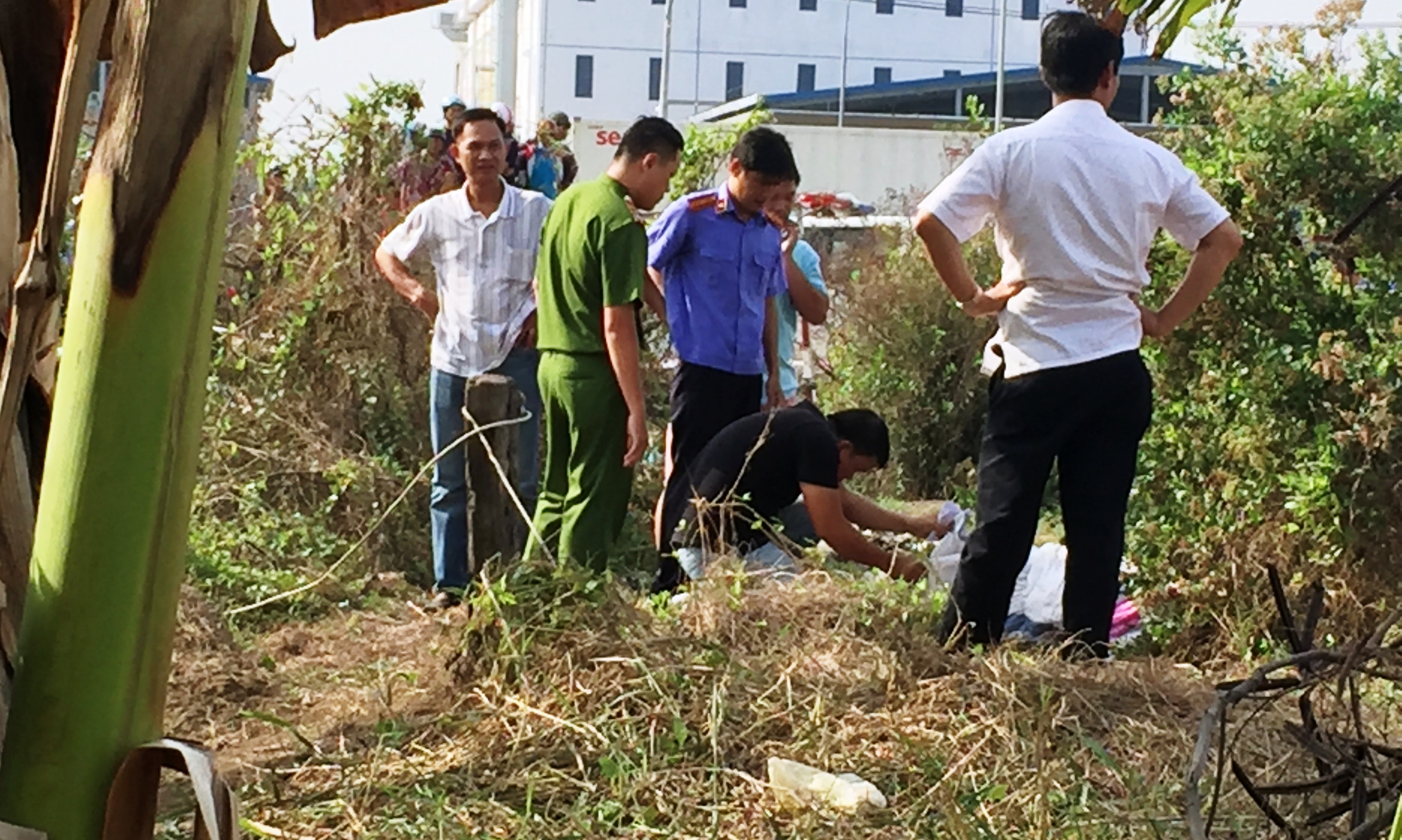 Cơ quan chức năng khám nghiệm hiện trường.