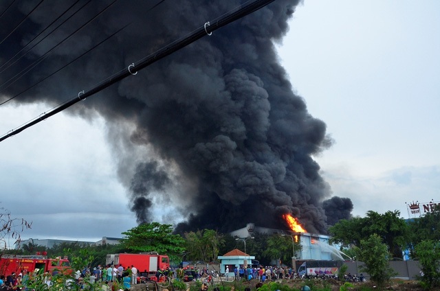 Hàng trăm cảnh sát PCCC cùng nhiều phương tiện hiện đại cùng tham gia cứu hoả suốt gần 5 tiếng đồng hồ tại công ty nệm Vạn Thành.