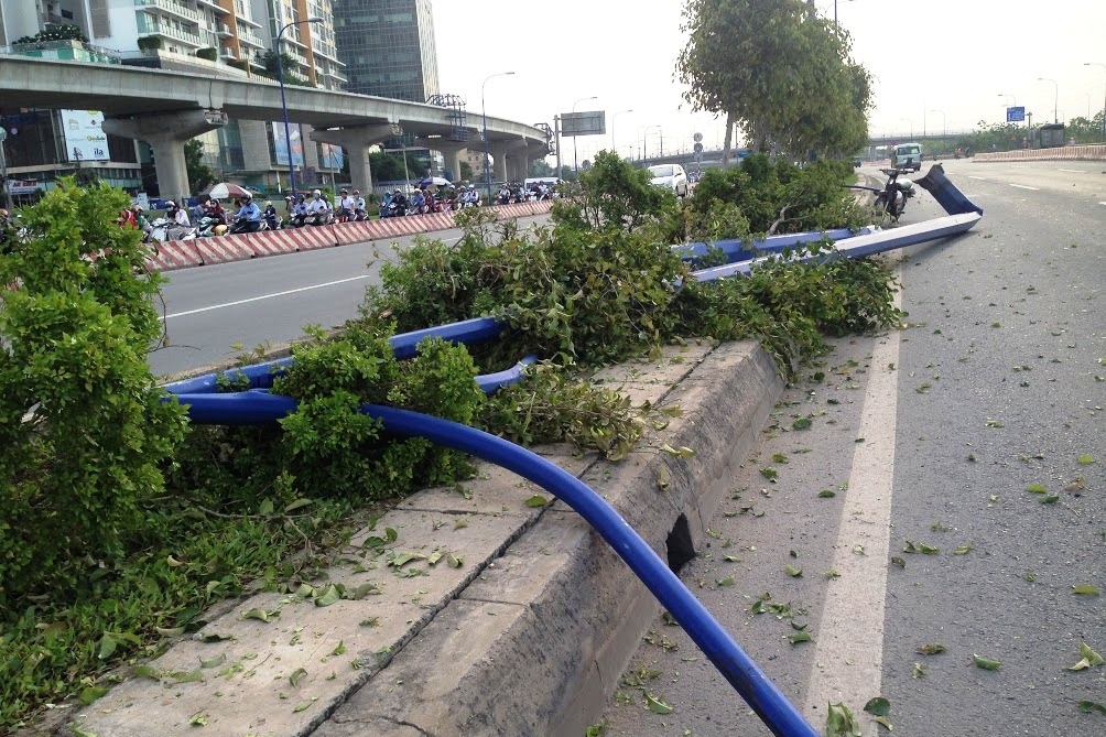 Vụ gần 100 cây xanh bị cán nát: Tài xế bỏ trốn vì sợ trách nhiệm - 1 Sau khi gây tai nạn, tài xế đã bỏ trốn để lại hiện trường ngổn ngang.