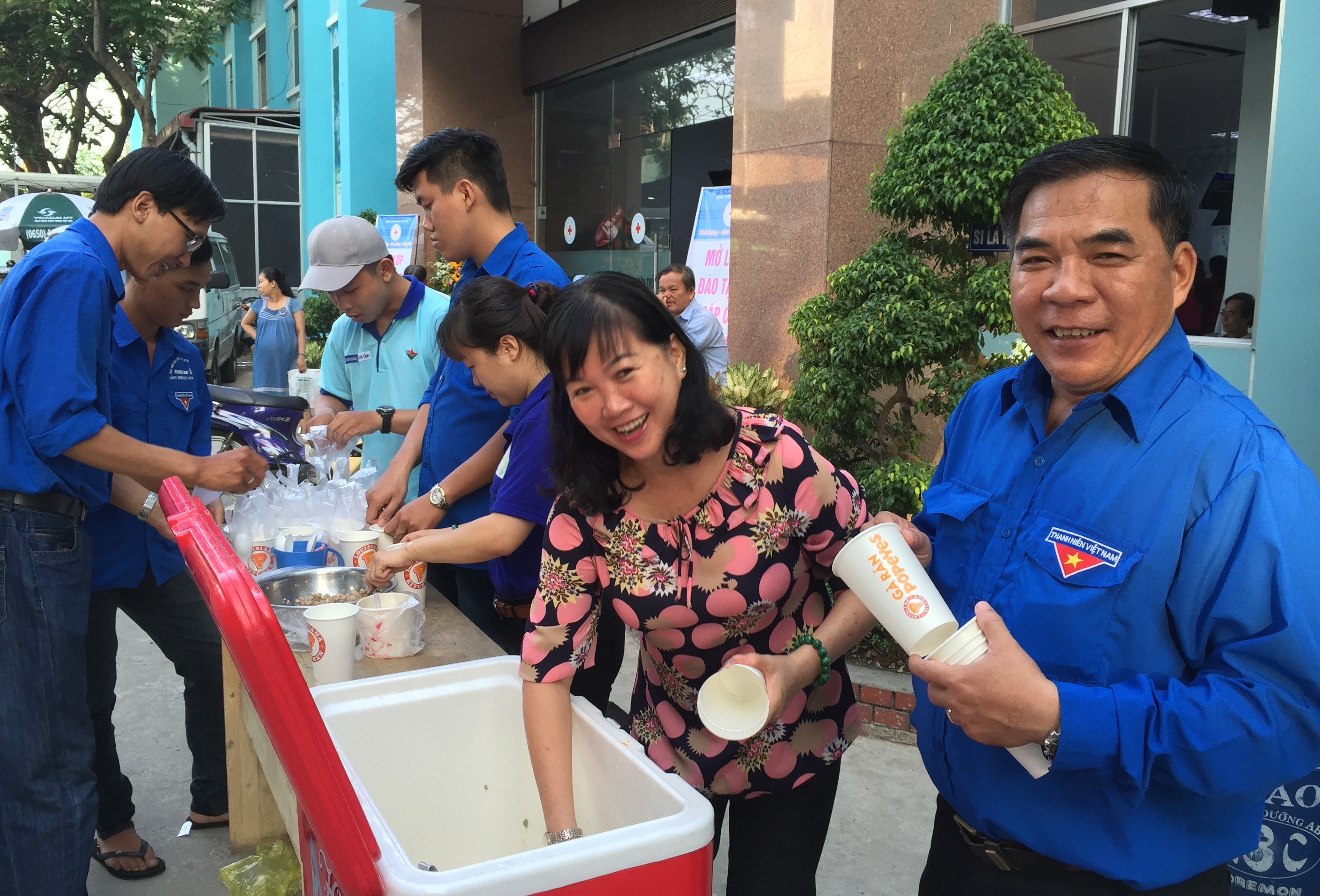 
Trung tá Tài (bìa phải) và cô hiệu trưởng Phan Thị Thu Trang có mặt xuyên suốt trong những buổi phát cháo từ thiện cho bệnh nhân nghèo tại bệnh viện quận Thủ Đức.
