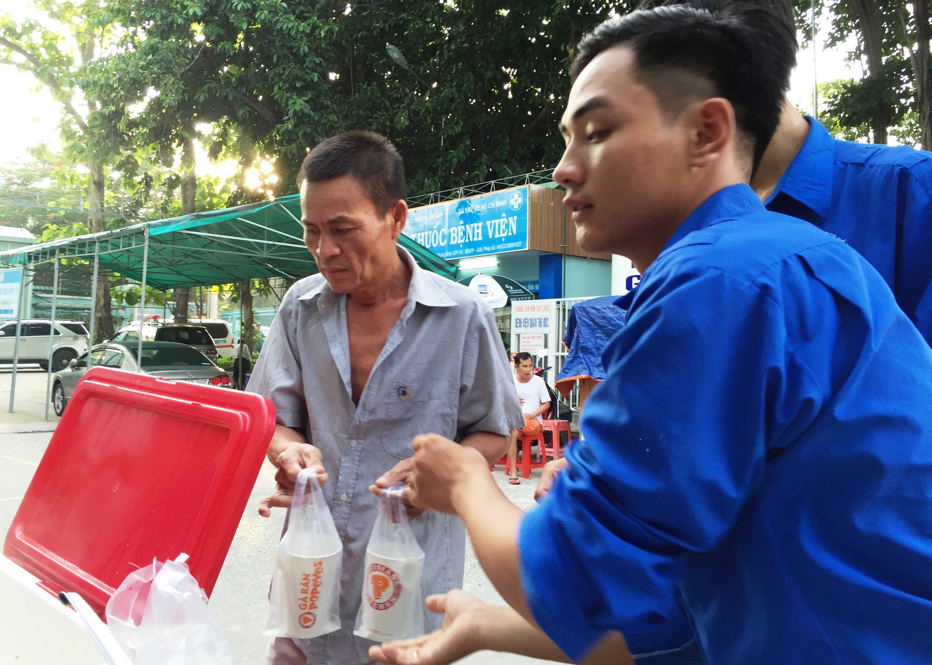 Những phần cháo thịt nóng, thơm ngon từ tay cán bộ đoàn phường Tam Phú làm ấm lòng bệnh nhân nghèo.