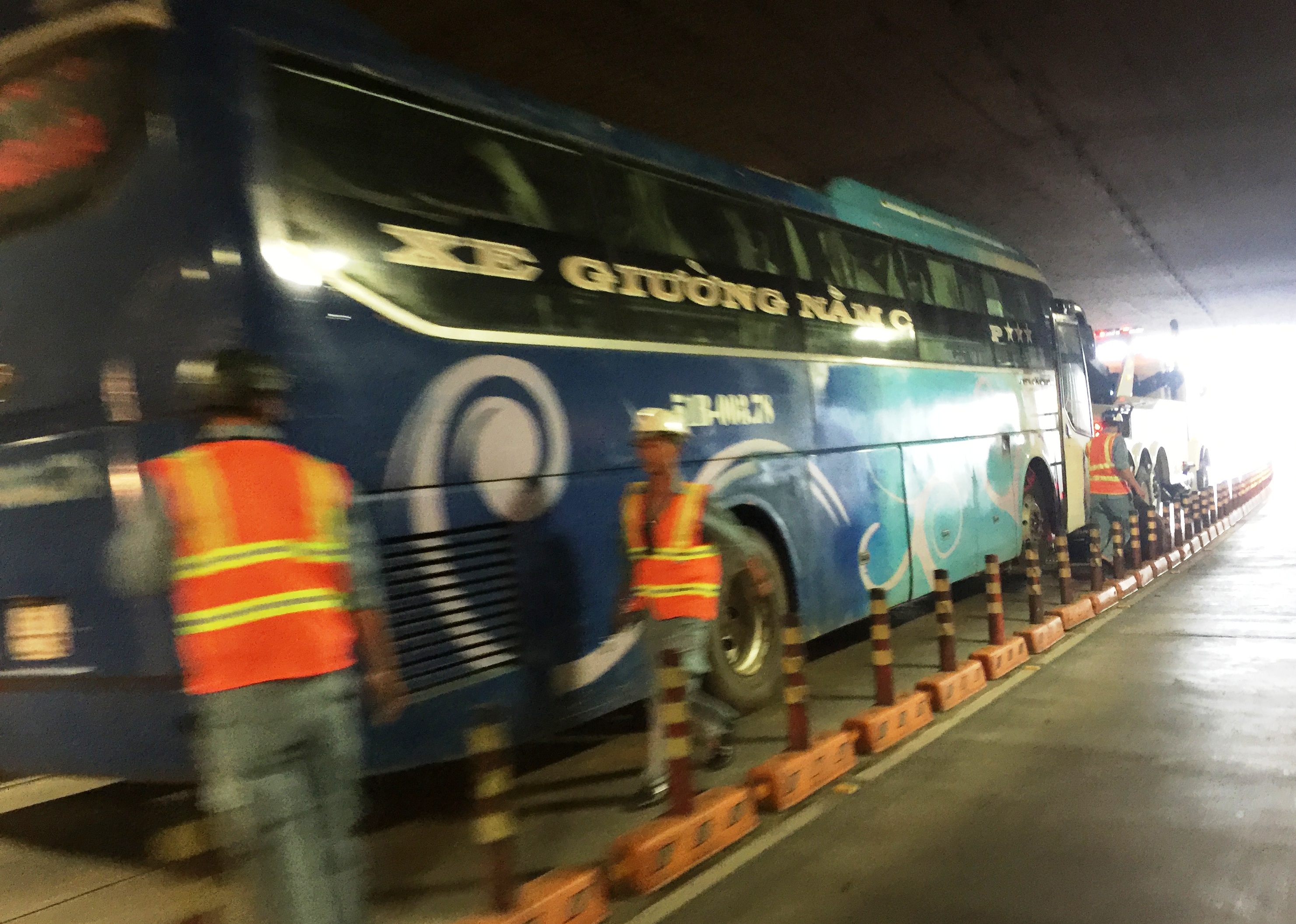 Chiếc xe khách giường nằm bất ngờ gặp sự cố, nằm ngay trong hầm Thủ Thiêm...