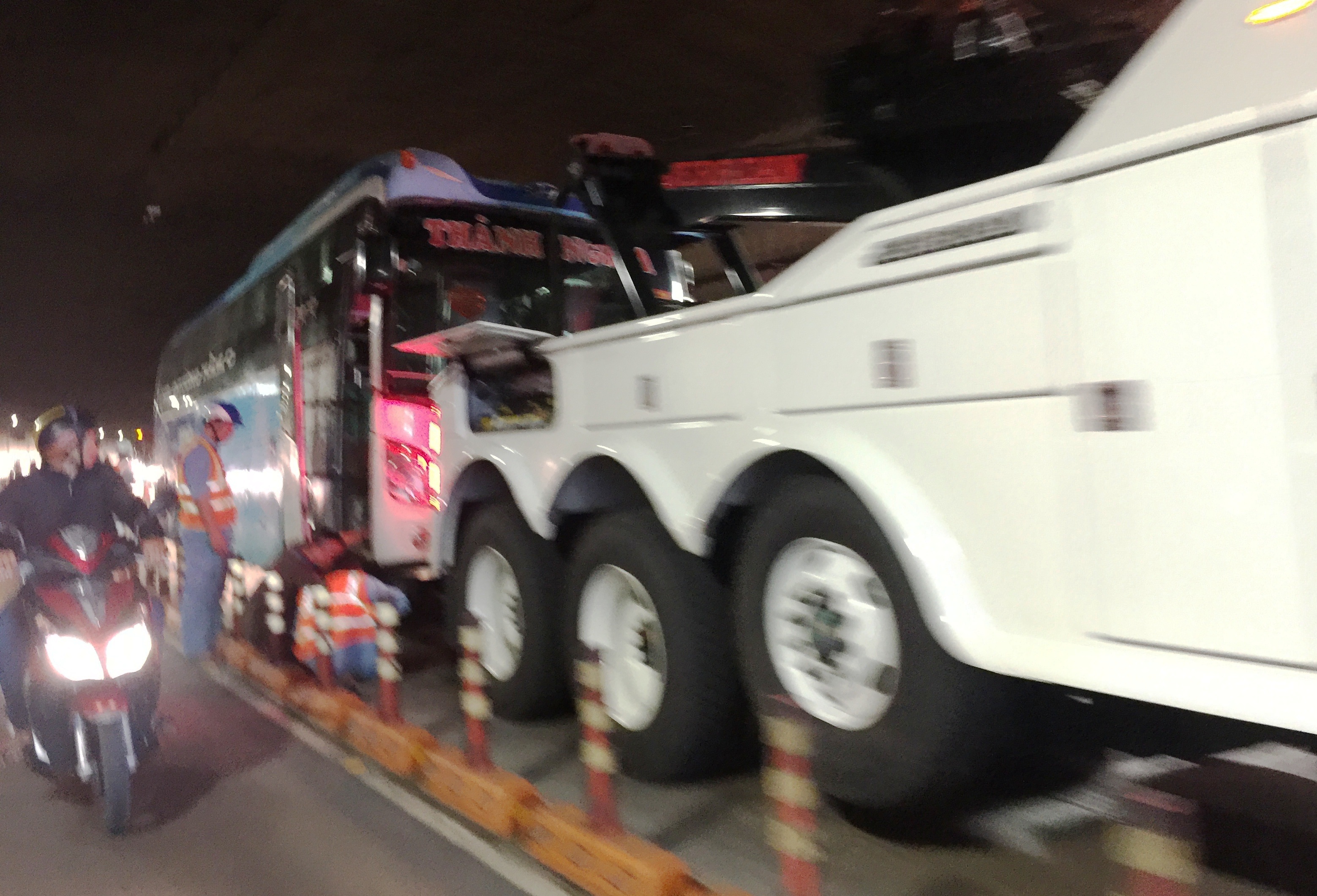 Sau hơn nửa giờ, chiếc xe khách đã được kéo ra khỏi đường hầm.