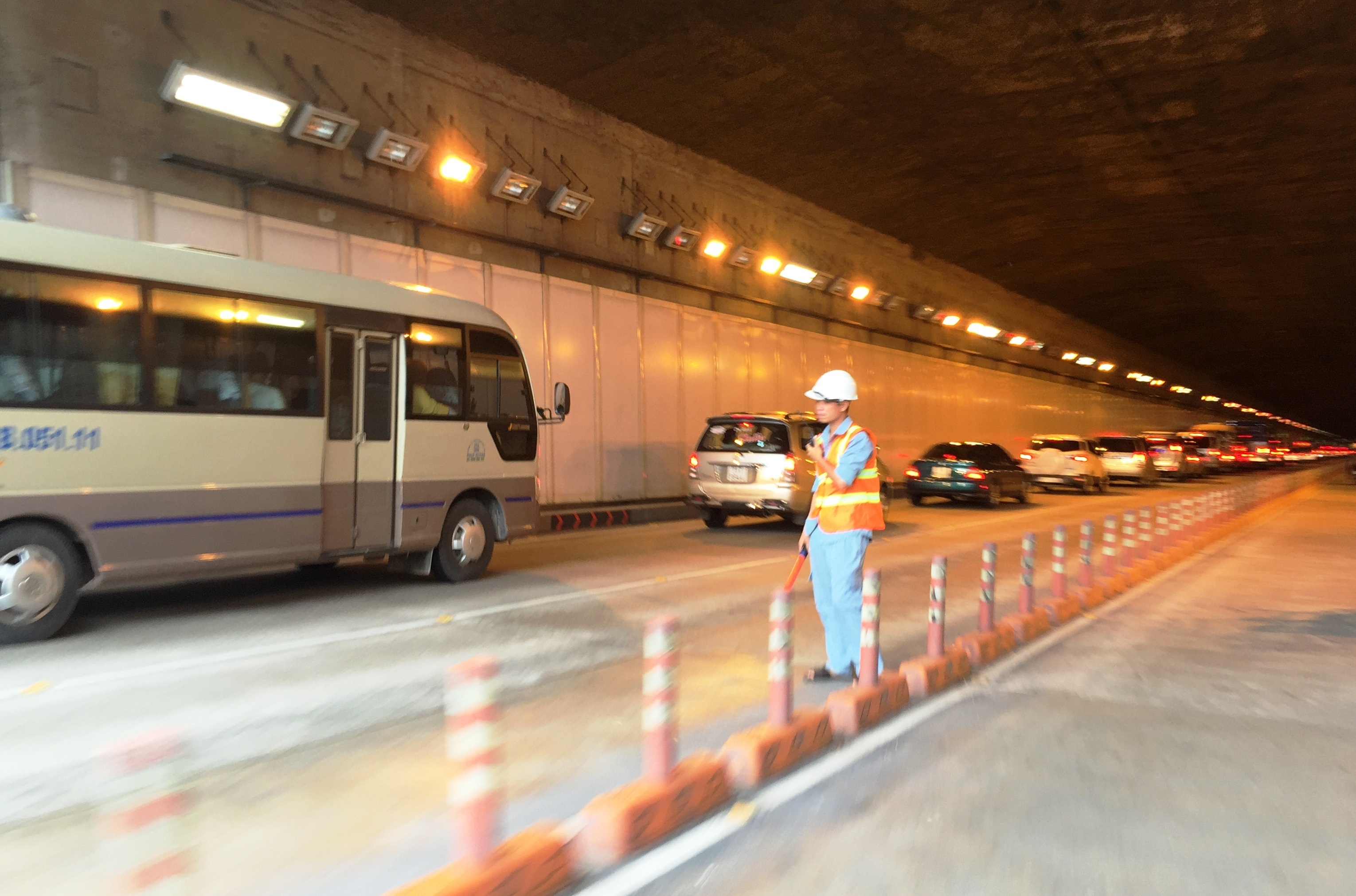 Ngay sau khi xảy ra sự cố, một làn đường qua hầm đã bị phong toả để giải quyết khiến giao thông bị ùn ứ khá nghiêm trọng.