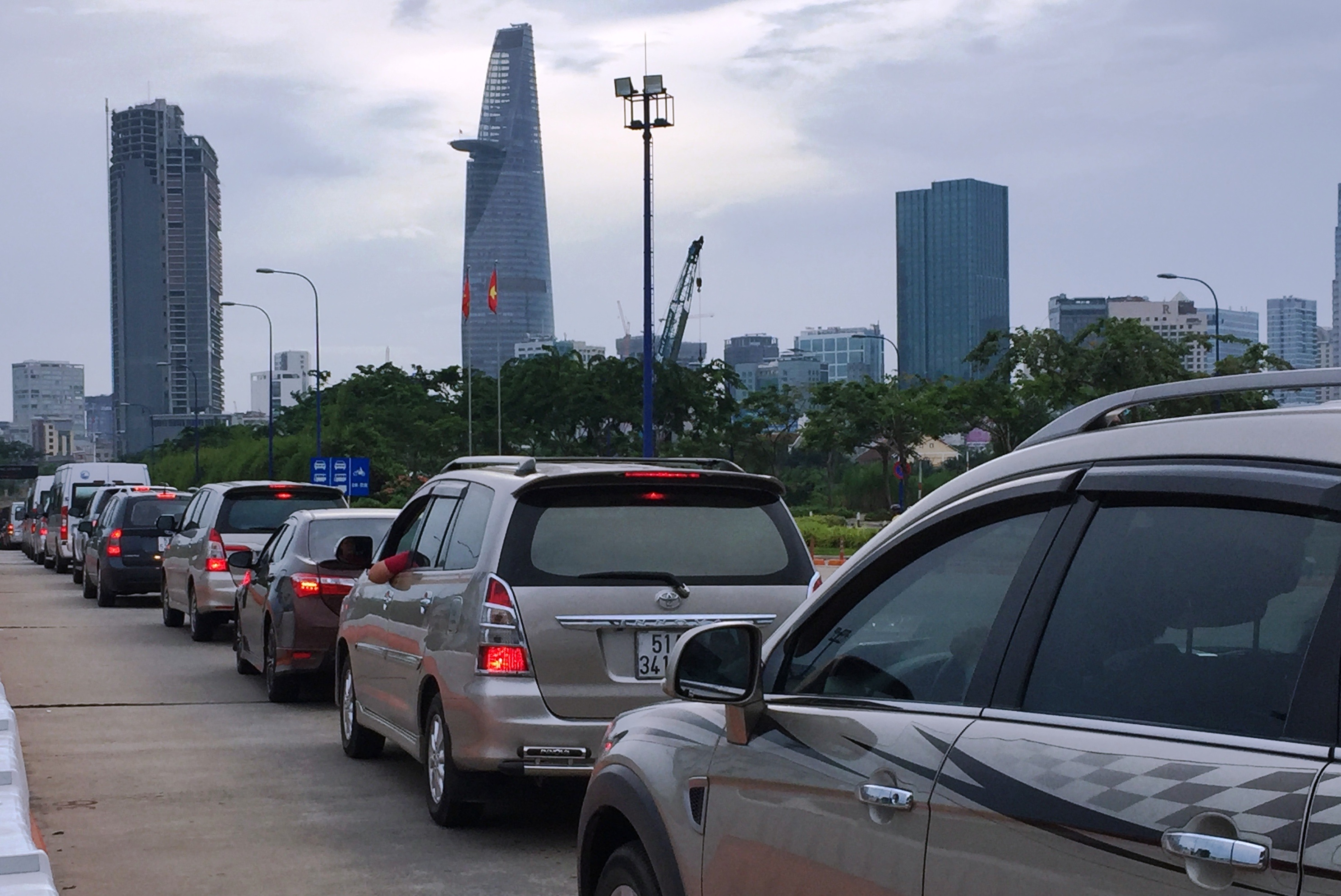 
Giao thông qua hầm Thủ Thiêm theo hướng từ quận 2 sang quận 1 bị ùn ứ nghiêm trọng.
