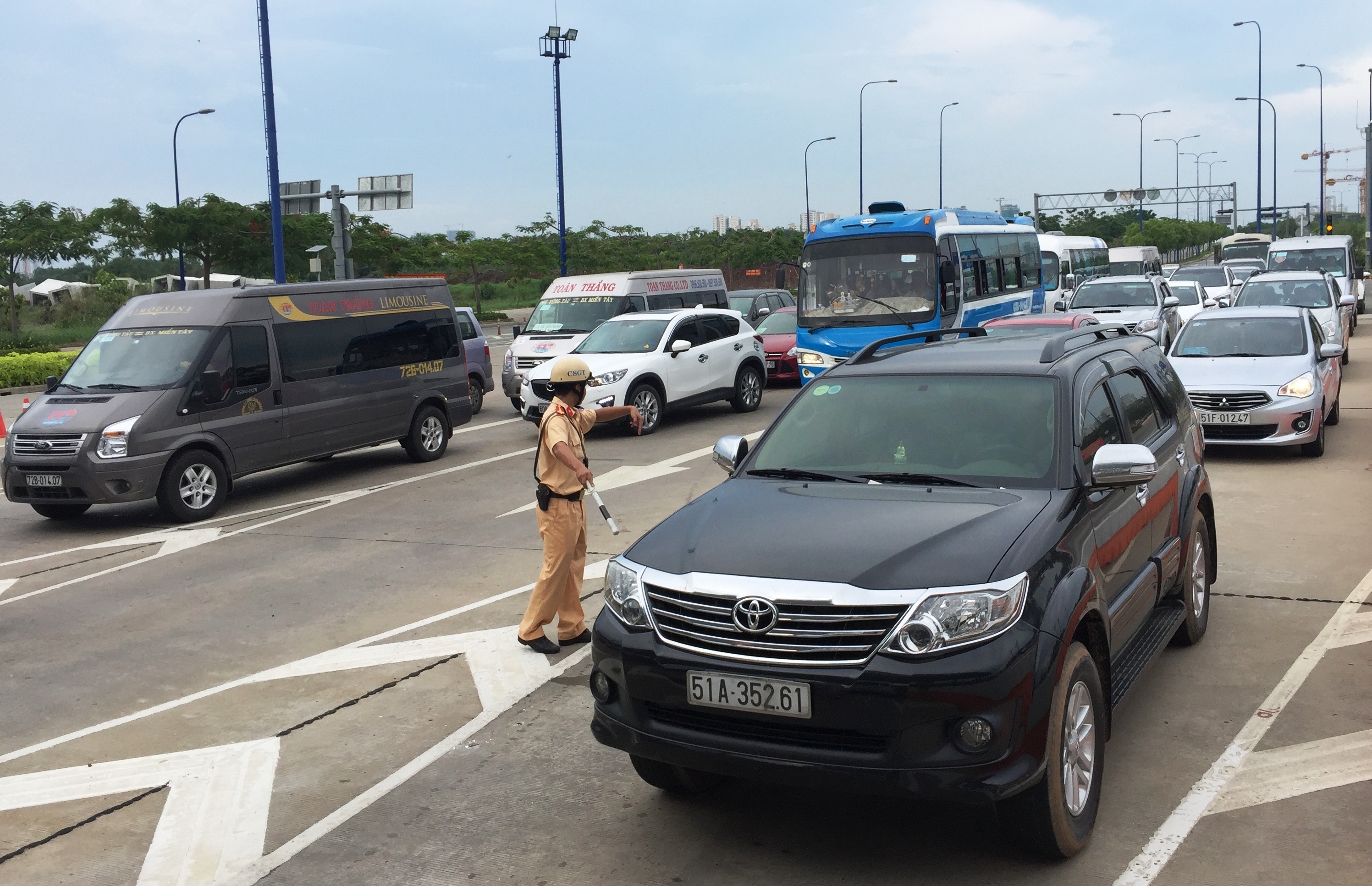 CSGT, nhân viên Trung tâm Quản lý đường hầm phân luồng từ xa, hướng dẫn phương tiện lưu thông vào 1 làn đường để qua hầm