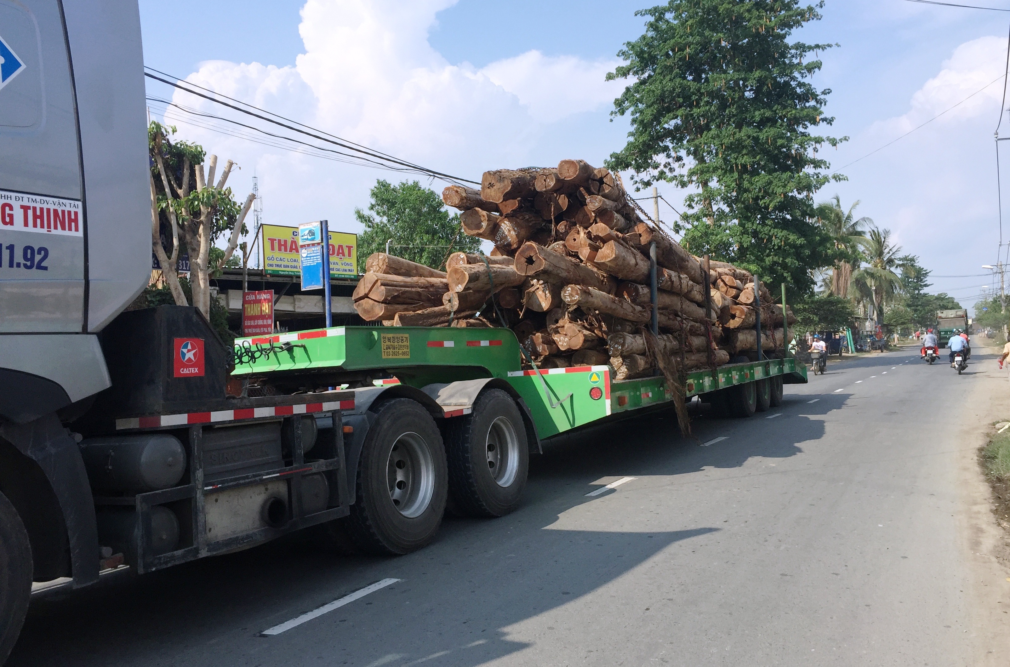 Xe tải nặng, xe bồn, container... vẫn hoành hành dữ dội trên các tuyến đường Nguyễn Xiển, Nguyễn Duy Trinh, quận 9 dù 2 tuyến đường này đã cấm xe trên 5 tấn lưu thông vào ban ngày.