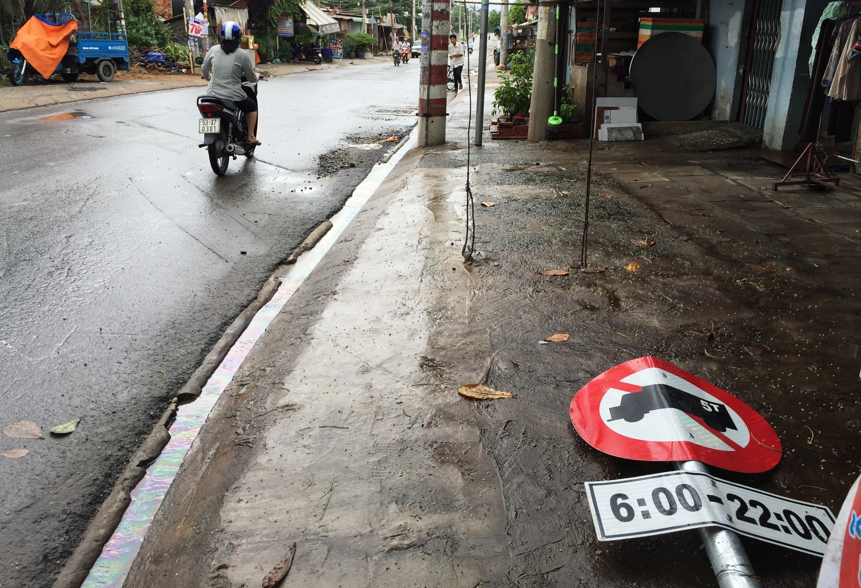 
Dù đã được ngành giao thông sửa chữa, lắp đặt trở lại nhưng biển báo cấm xe tải nặng từ 6h đến 22h vẫn thường xuyên bị kẻ xấu phá hỏng, làm gãy đổ (Ảnh chụp tại giao lộ Nguyễn Xiển - Nguyễn Văn Tăng, quận 9).
