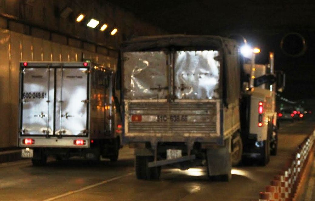 Ôtô, xe tải tông liên hoàn, hầm Thủ Thiêm bị phong toả - 1 Hiện trường vụ TNGT liên hoàn xảy ra trong hầm Thủ Thiêm sáng 18/6.